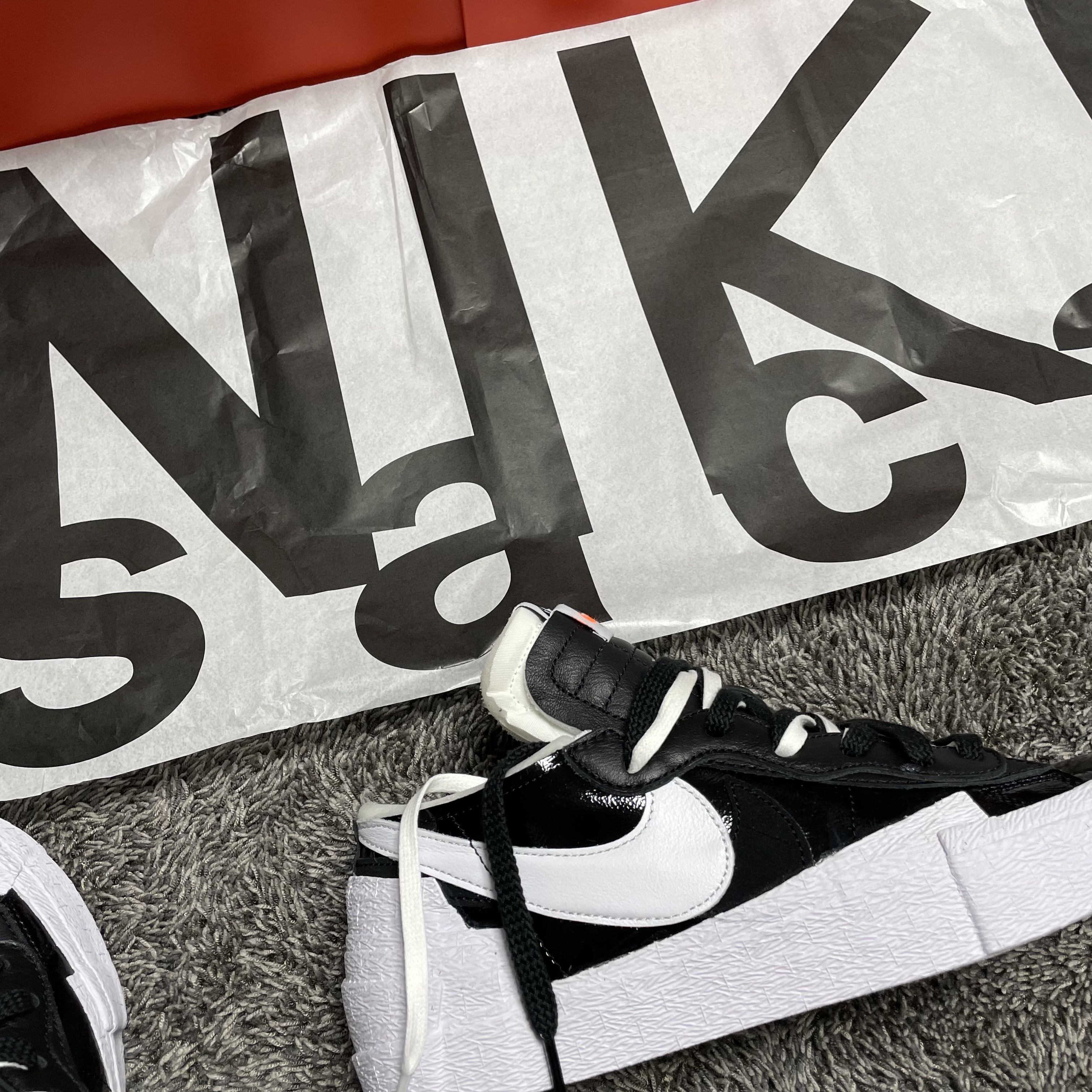 Nike x Sacai Blazer Low Black Patent Leather 착용 스타일 - 3