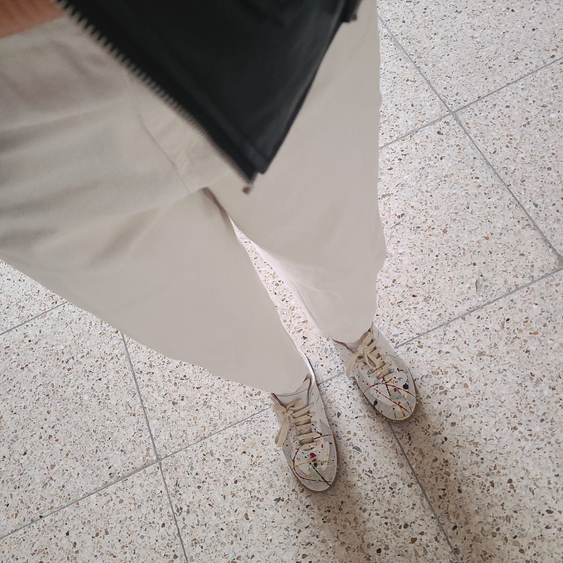 (W) Maison Margiela Replica Paint Drop Sneakers Grey 착용 스타일