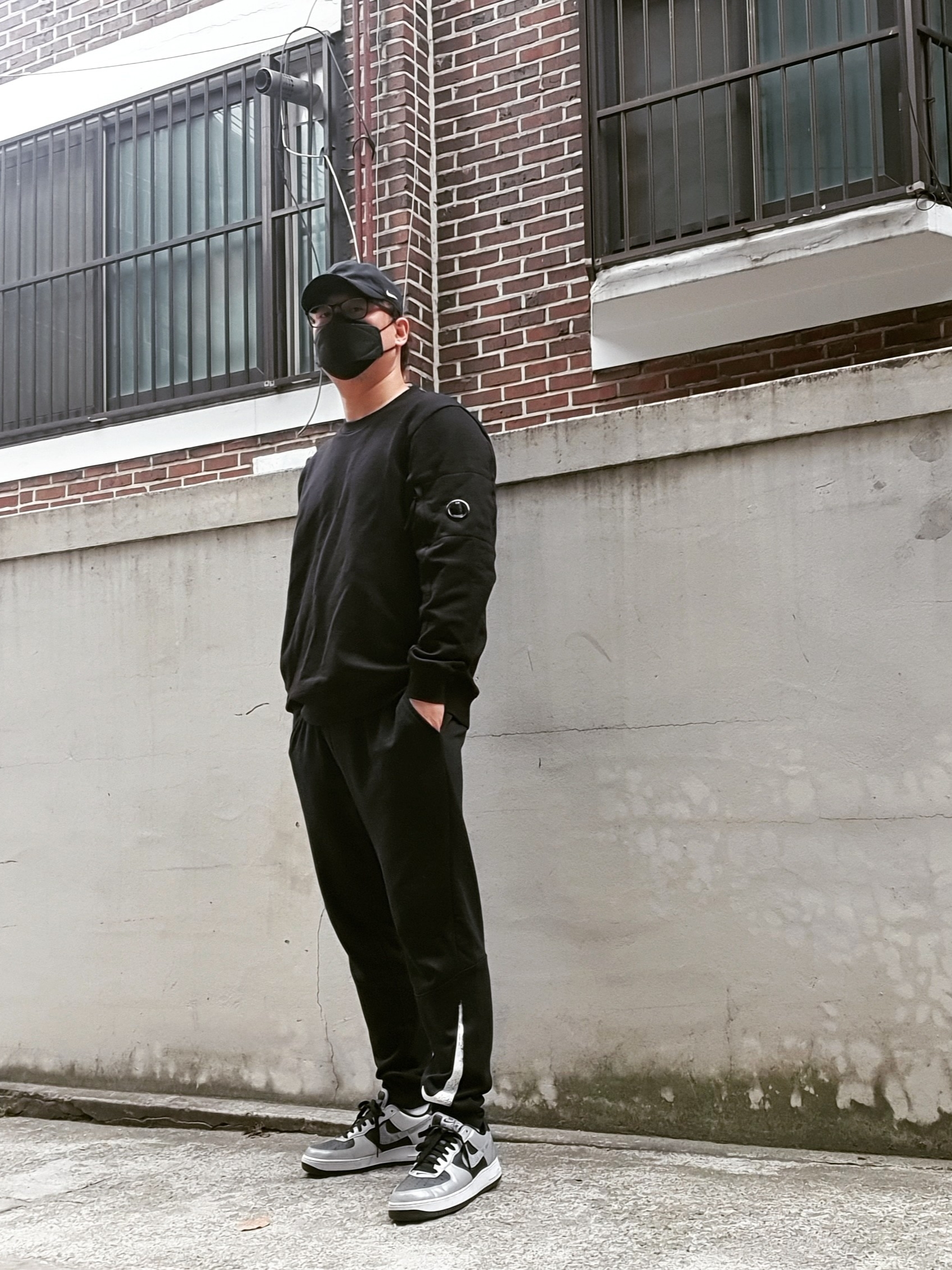 C.P. Company Diagonal Raised Fleece Crewneck Sweatshirt Black - 22SS, Nike Air Force 1 B Silver Snake 착용 스타일