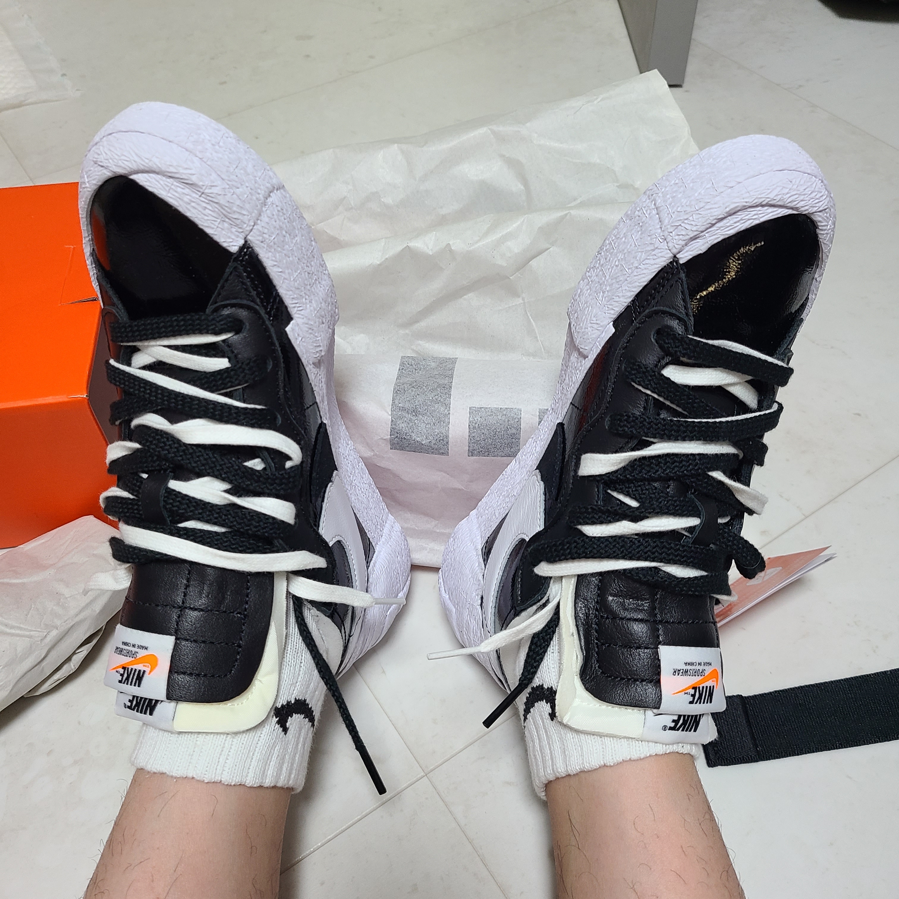 Nike x Sacai Blazer Low Black Patent Leather 착용 스타일 - 3