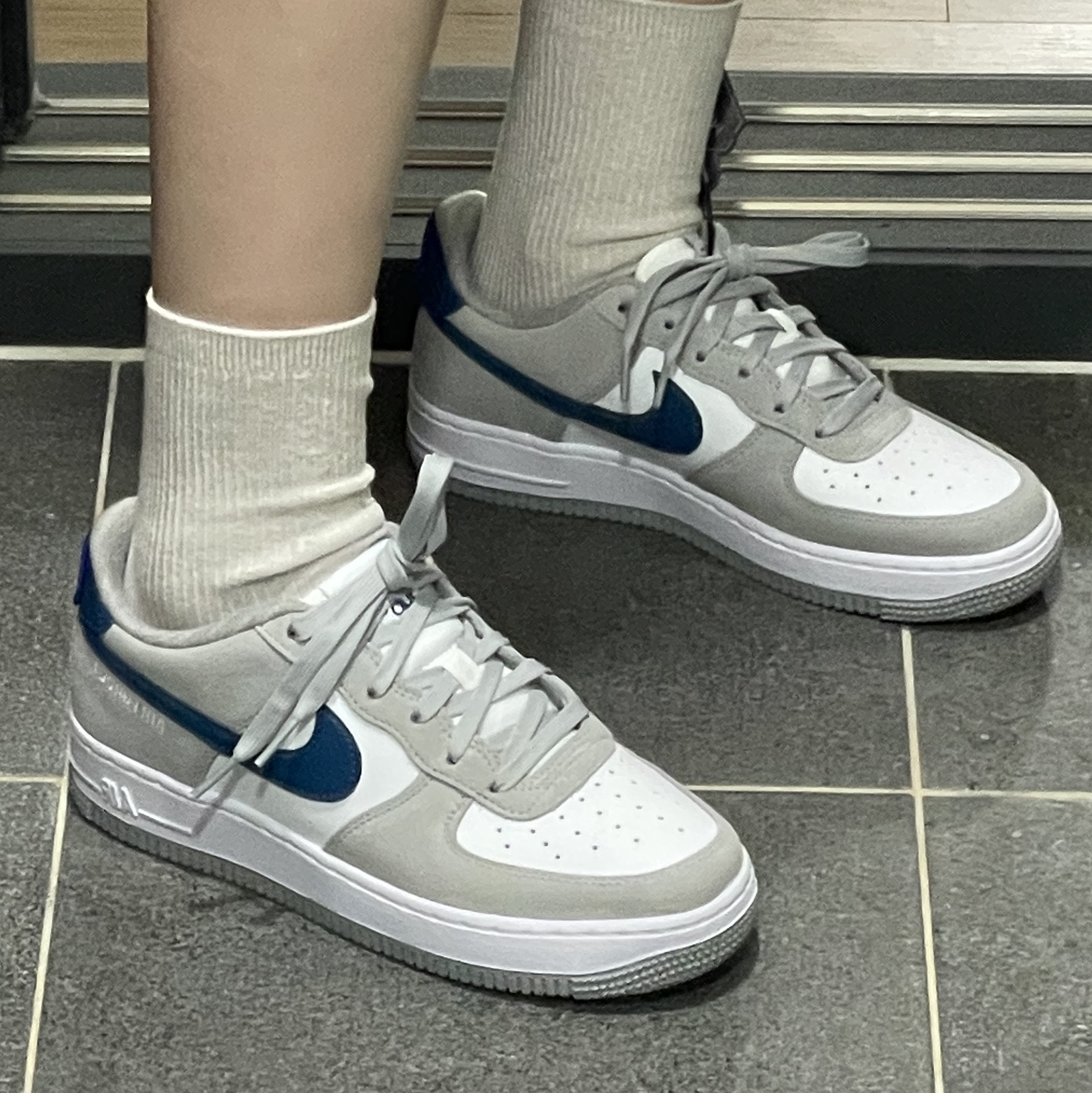 (GS) Nike Air Force 1 LV8 Athletic Club Light Smoke Grey Marina 착용 스타일 - 2