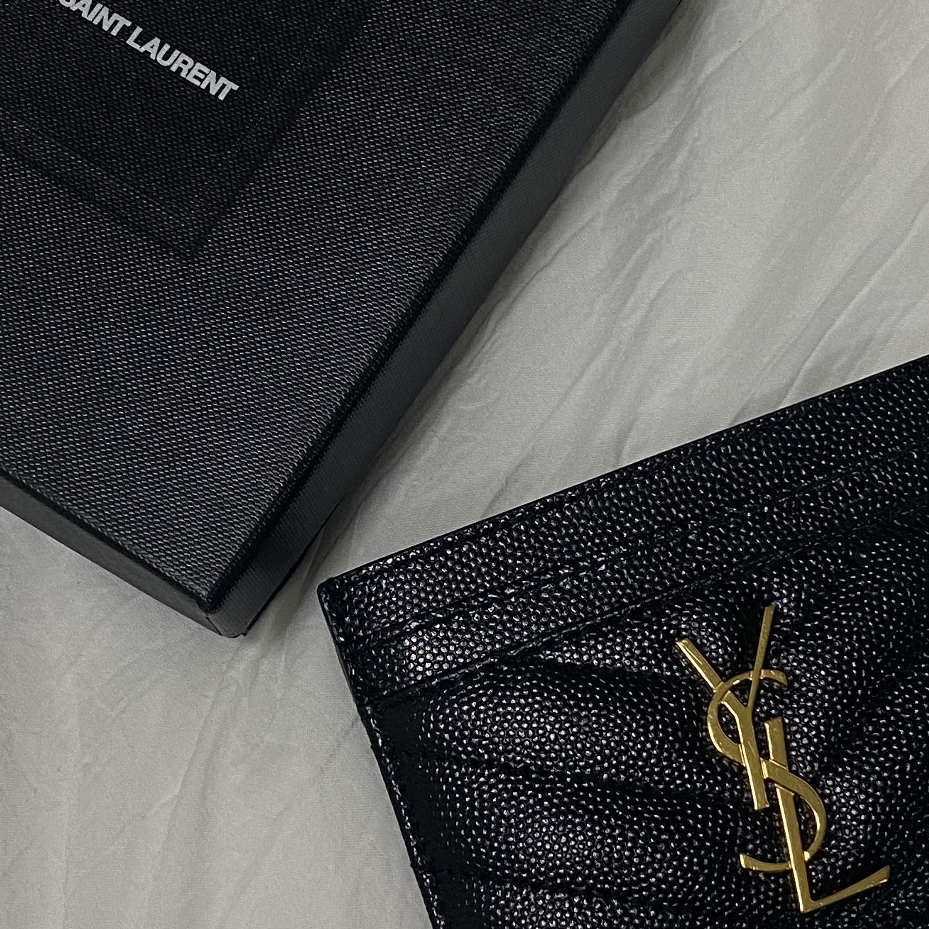 Saint Laurent Cassandre Matelasse Card Case in Grain De Poudre Embossed Leather Black 착용 스타일