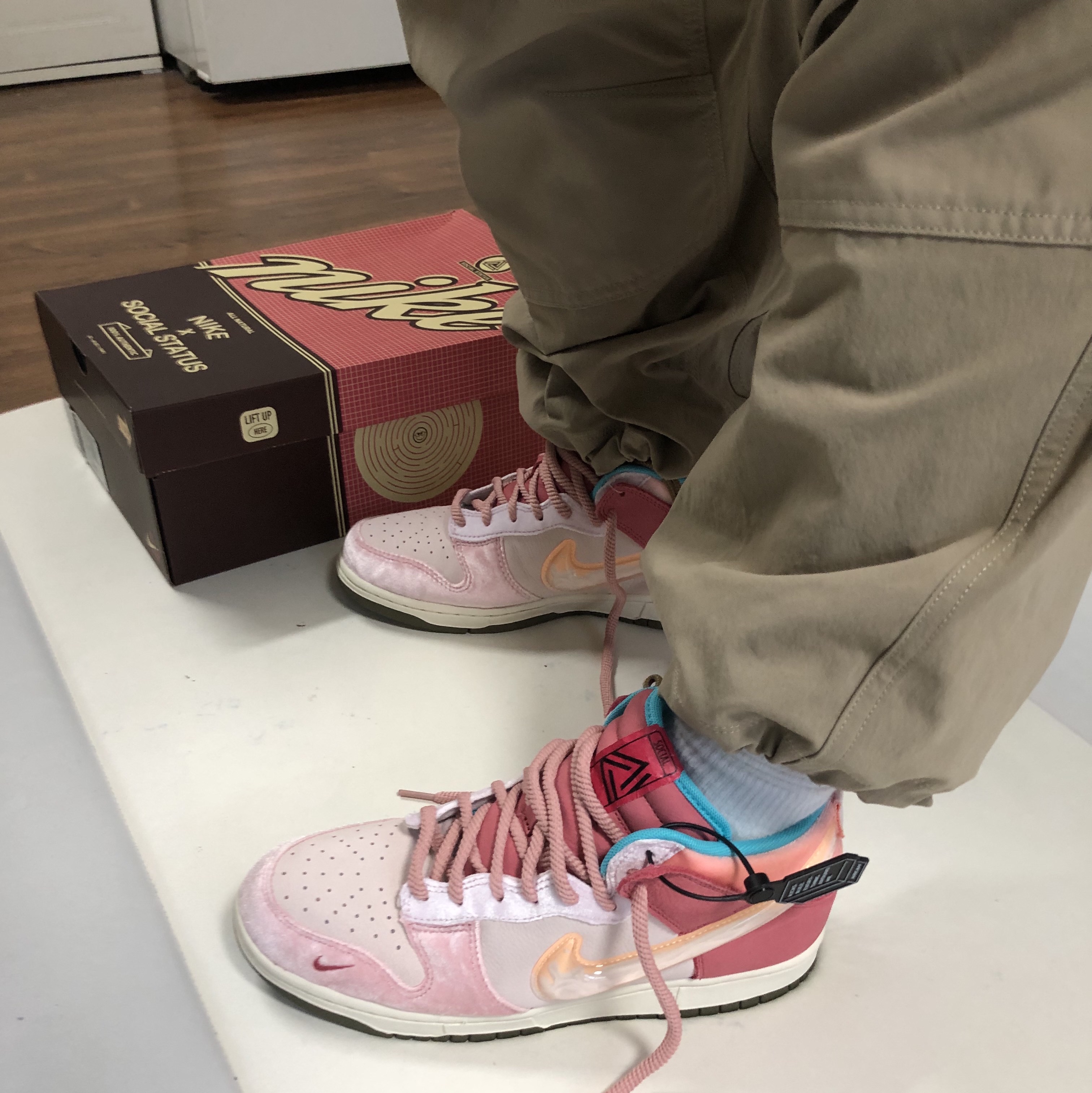 Nike x Social Status Dunk Mid Free Lunch Strawberry Milk 착용 스타일
