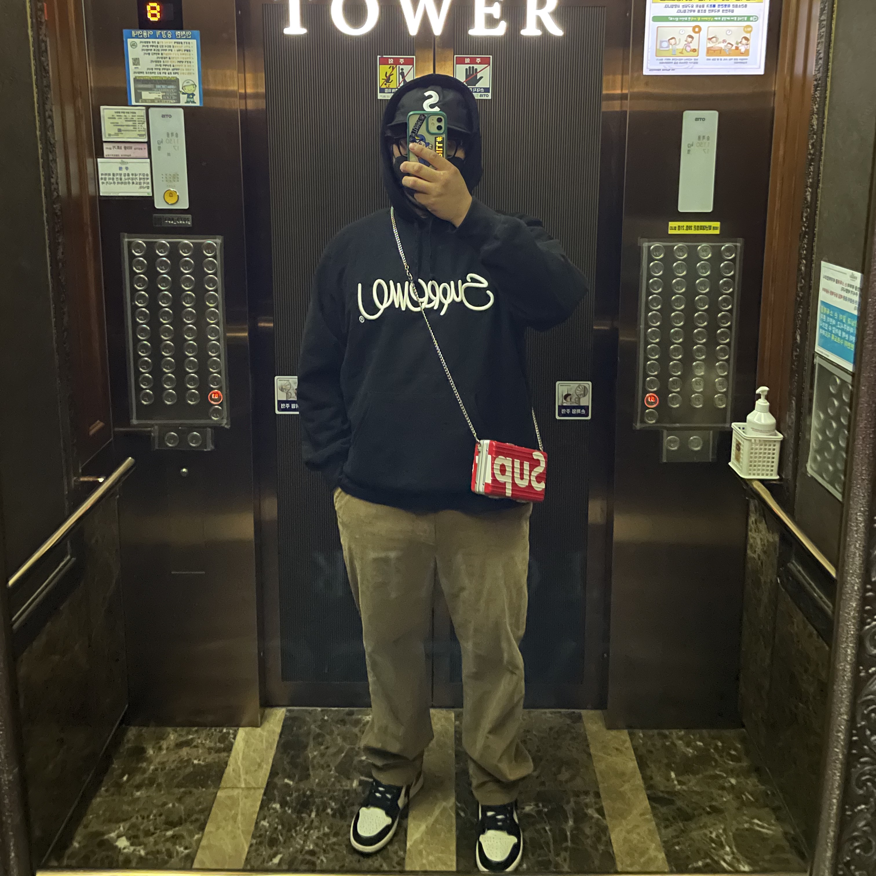 Jordan 1 Retro High OG Black Mocha, Supreme Raised Handstyle Hooded Sweatshirt Black - 22SS 착용 스타일 - 1