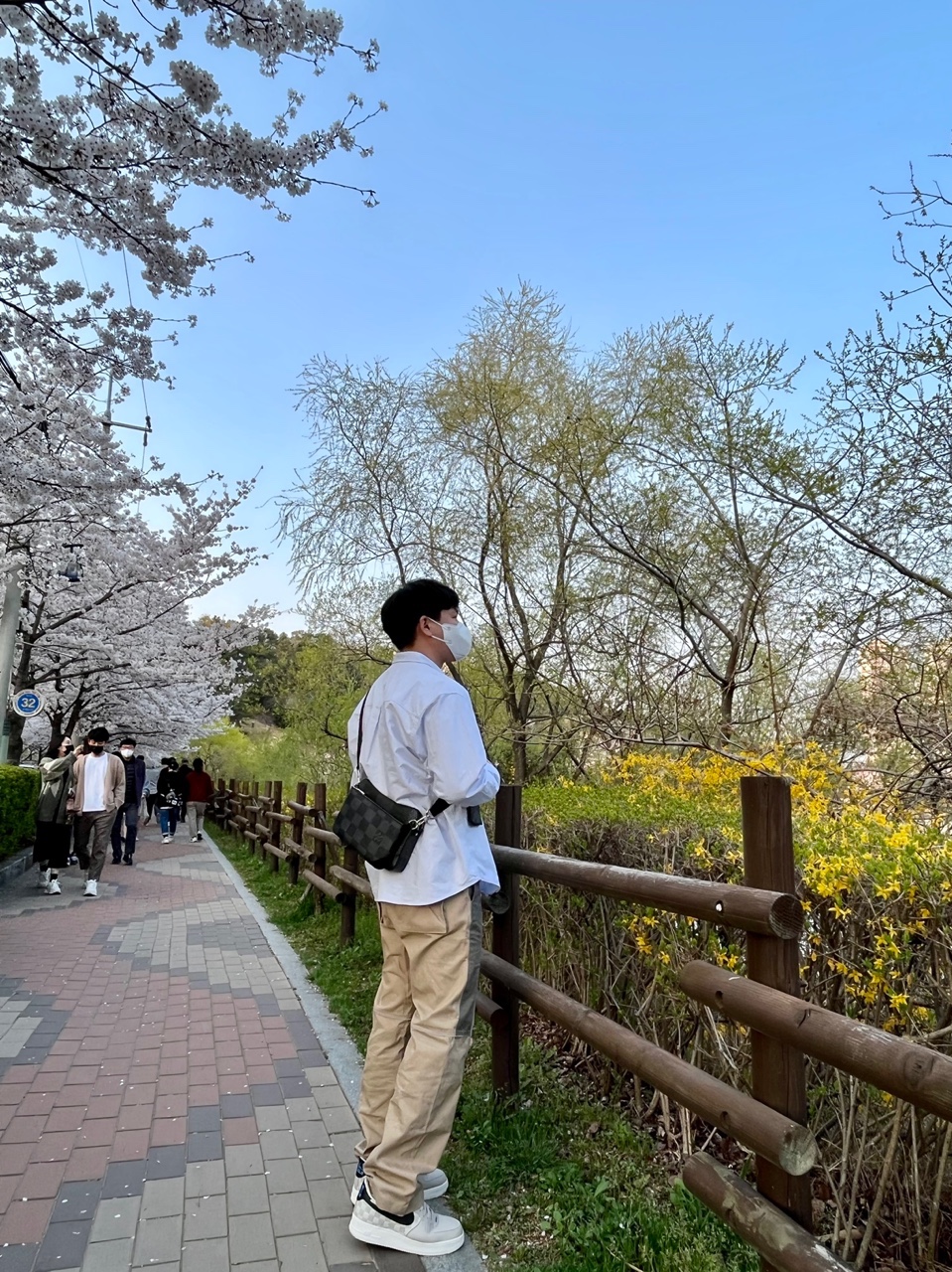 Nike Air Force 1 '07 QS LBJ 착용 스타일 - 1