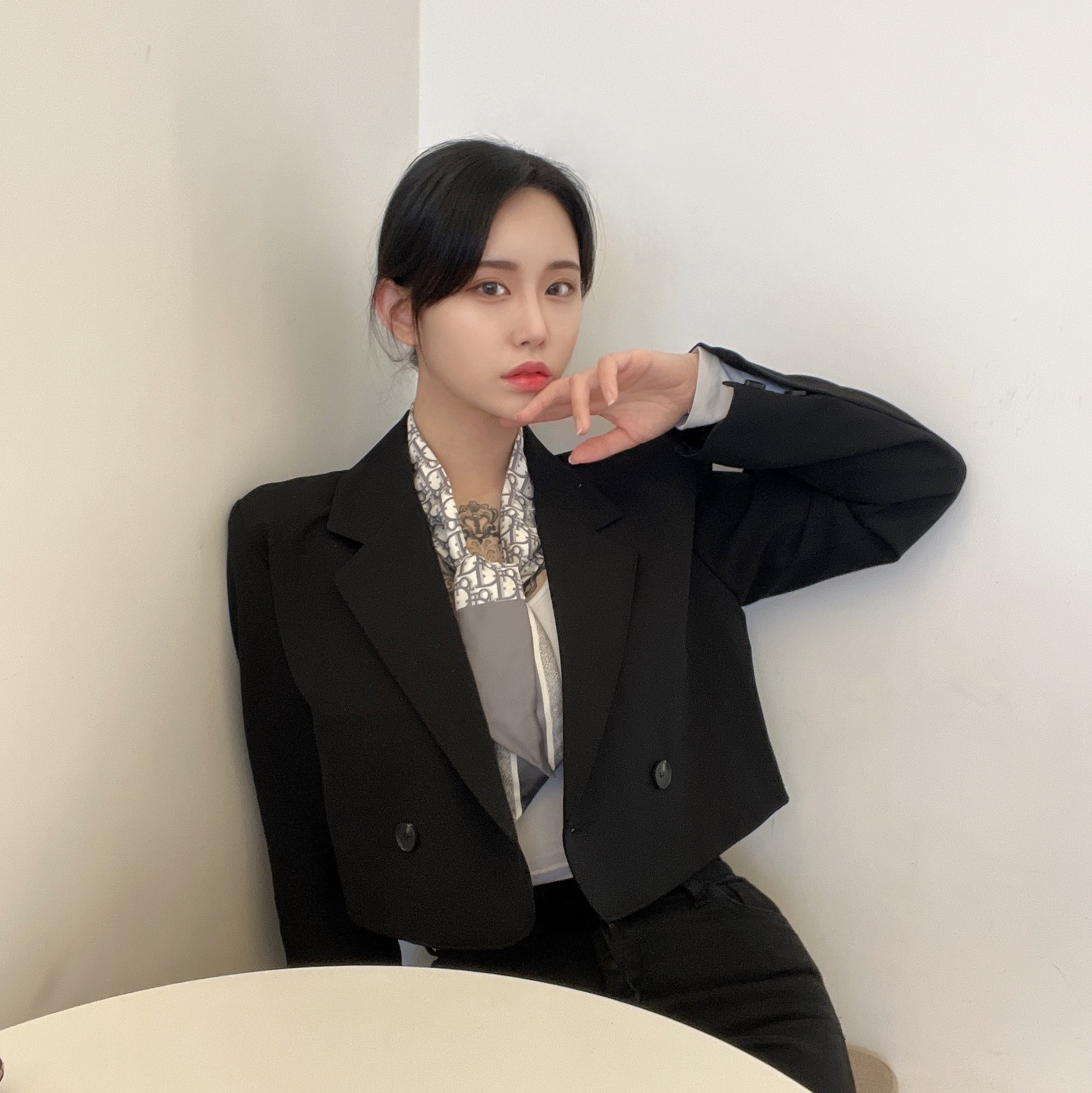 (W) Dior Oblique Mitzah Scarf Silk Twill Grey 착용 스타일