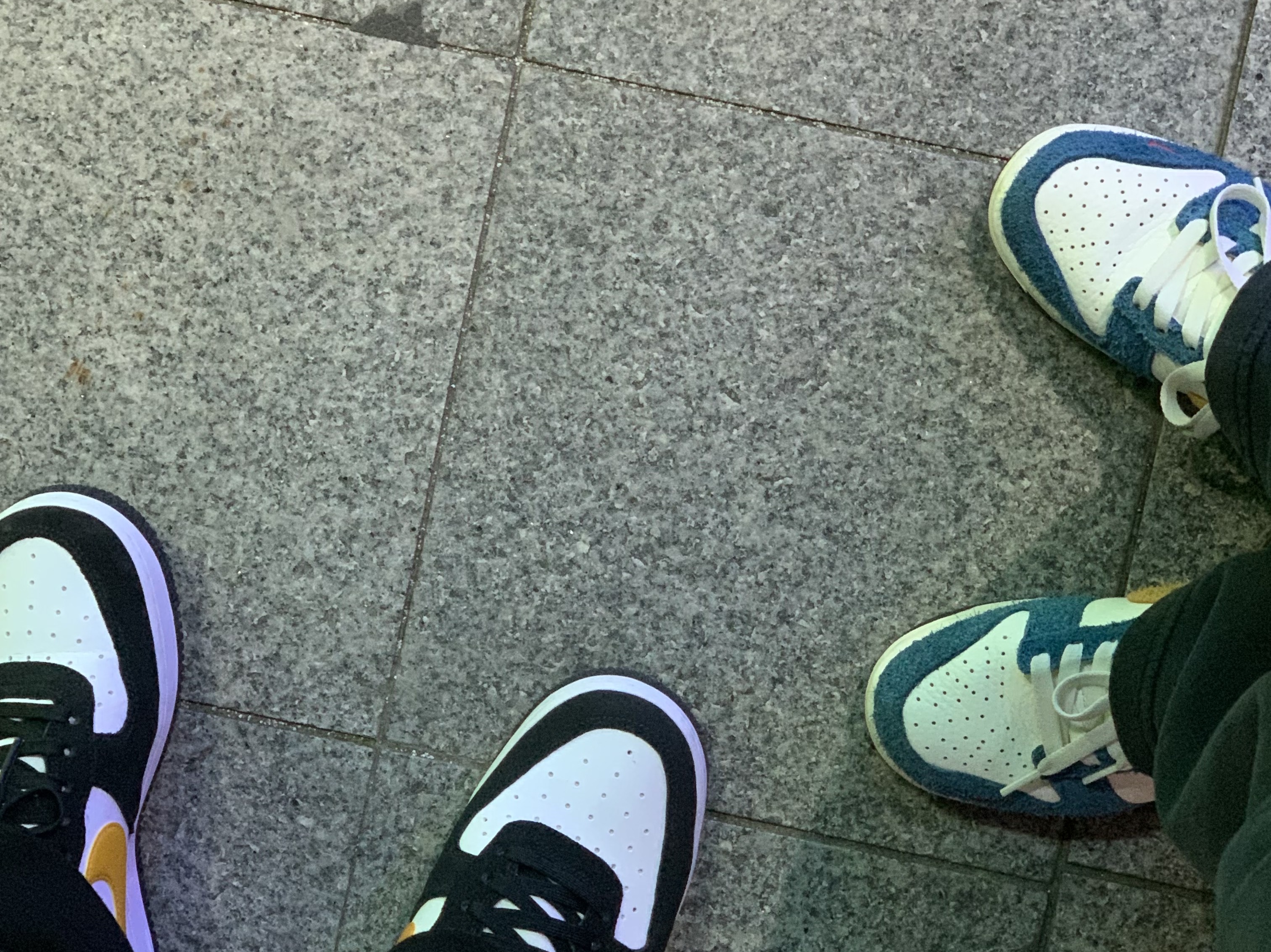 Nike Air Force 1 '07 LV8 Athletic Club Black Dark Sulfur, Nike x Kasina Dunk Low 80's Bus 착용 스타일 - 1