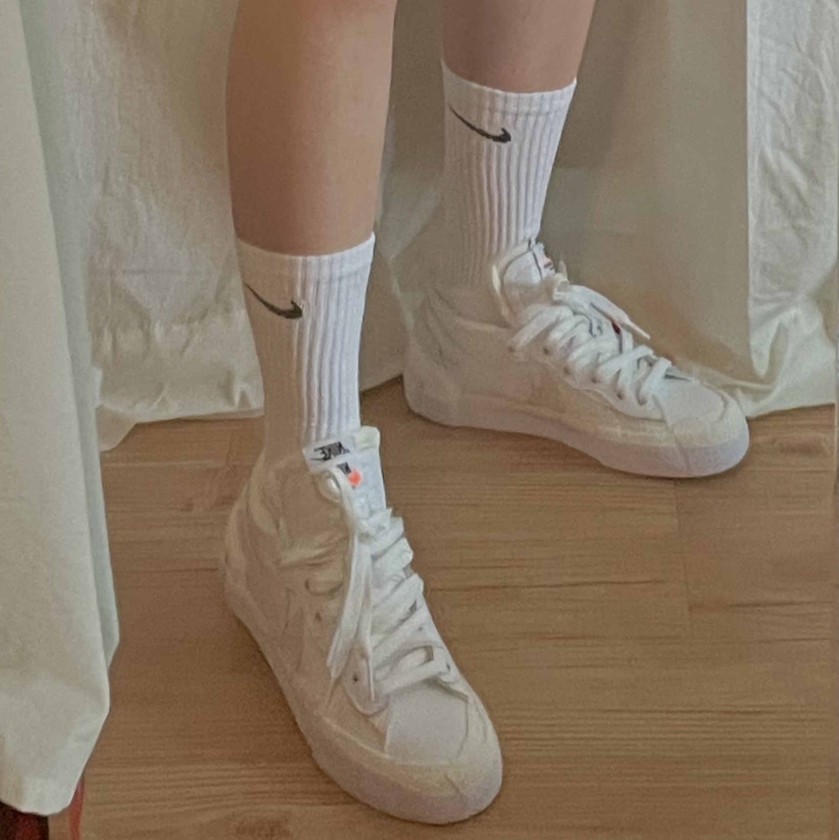 Nike x Sacai Blazer Low White Patent Leather 착용 스타일 - 2