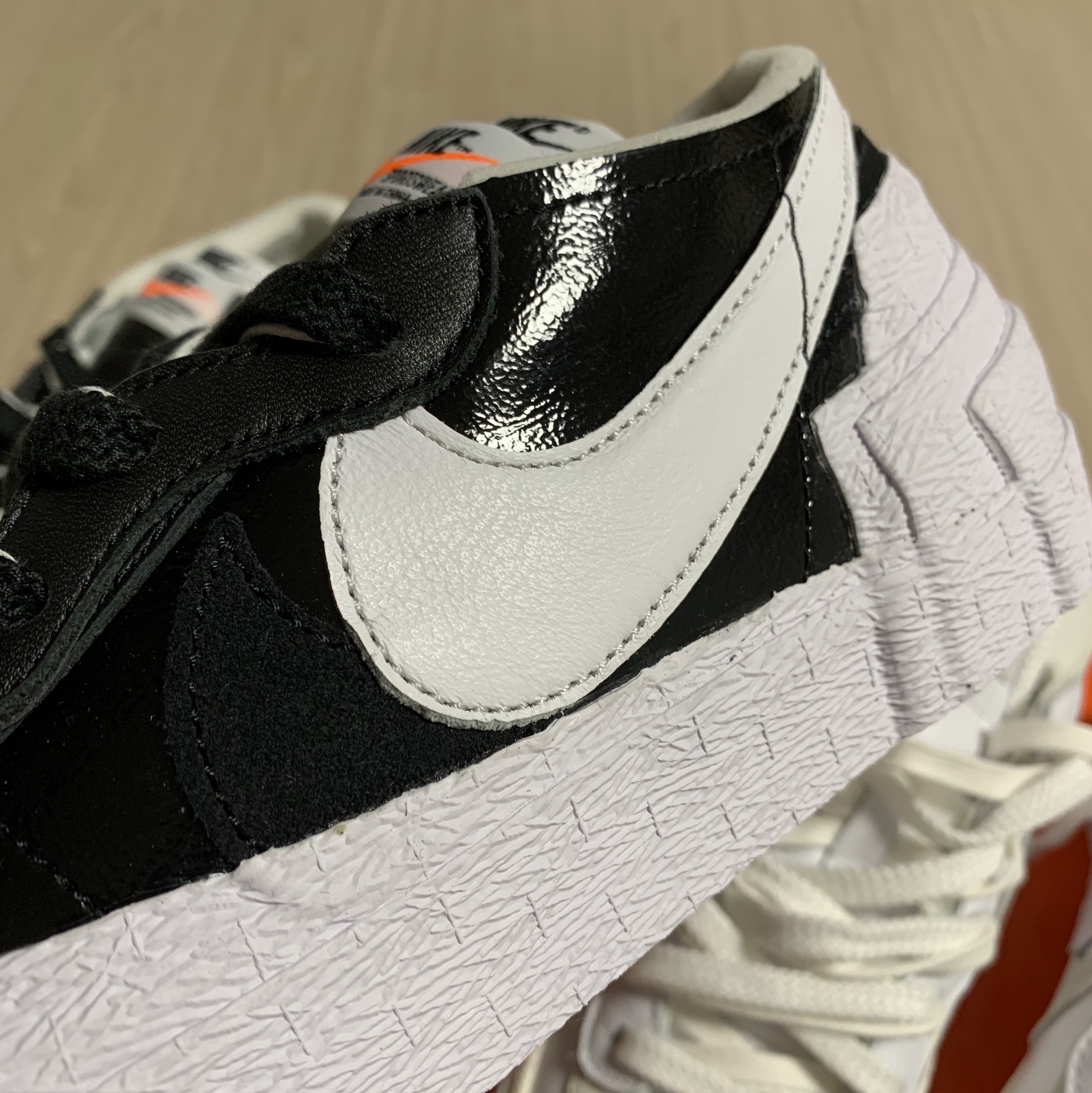 Nike x Sacai Blazer Low Black Patent Leather 착용 스타일 - 2