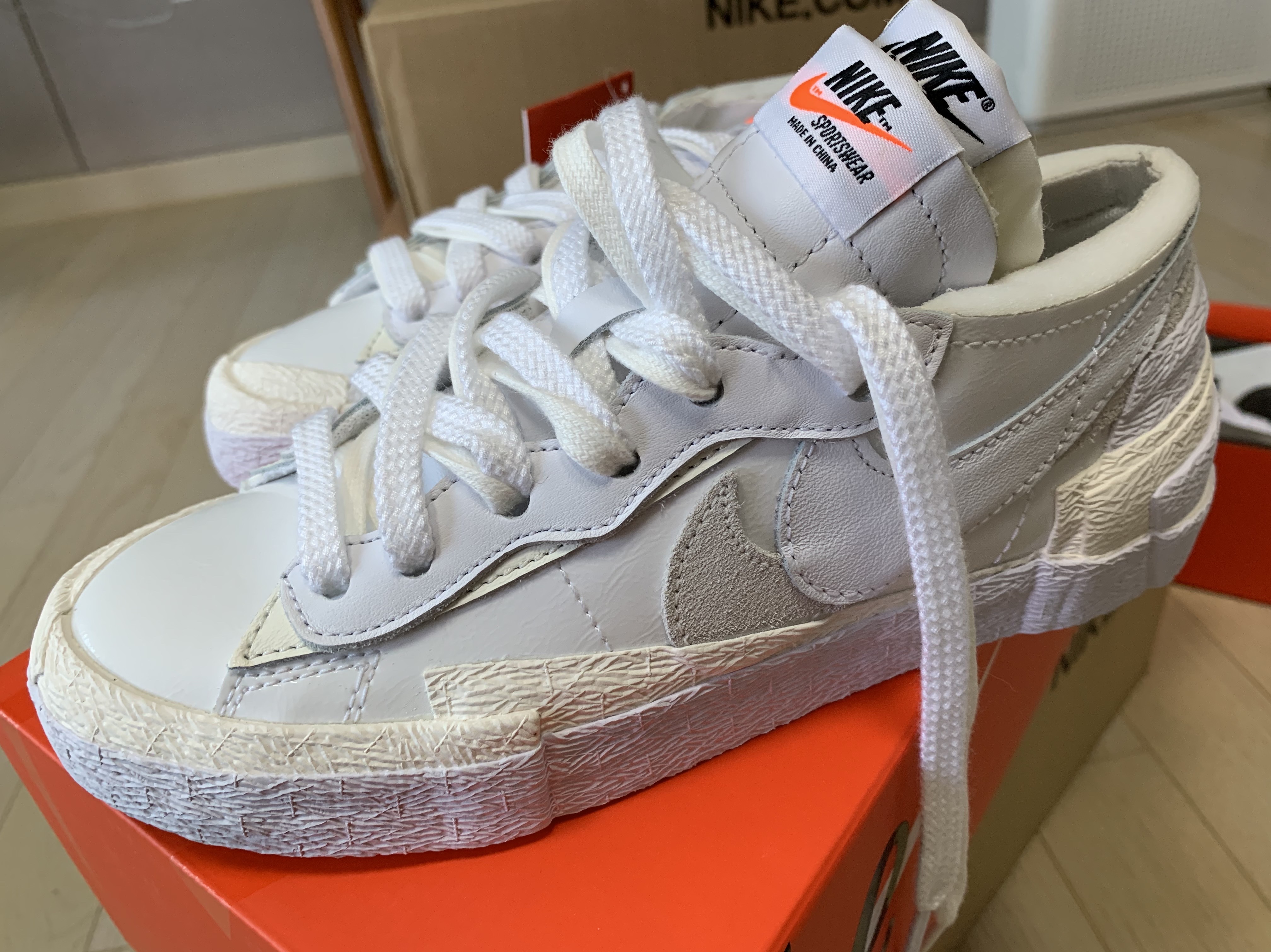 Nike x Sacai Blazer Low White Patent Leather 착용 스타일 - 1