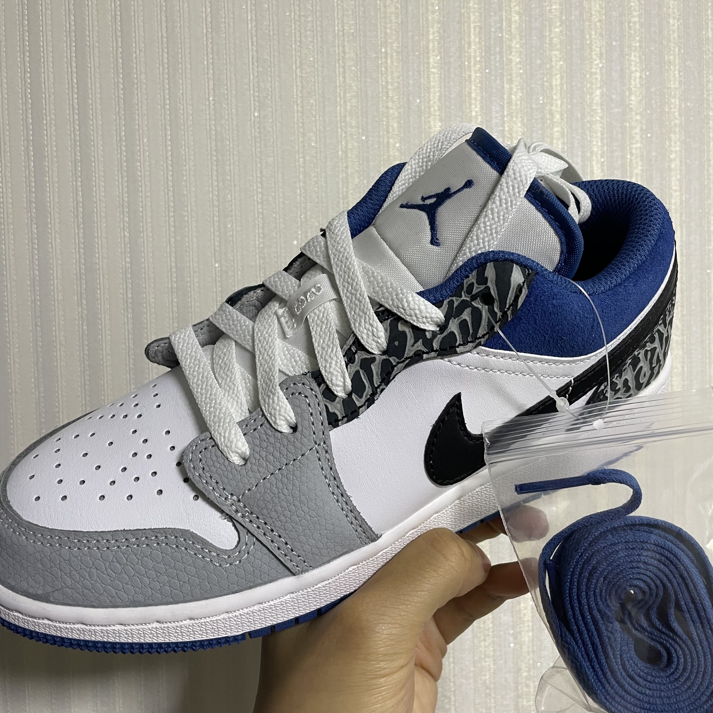 (GS) Jordan 1 Low SE White Dark Marina Blue Cement Grey 착용 스타일 - 1