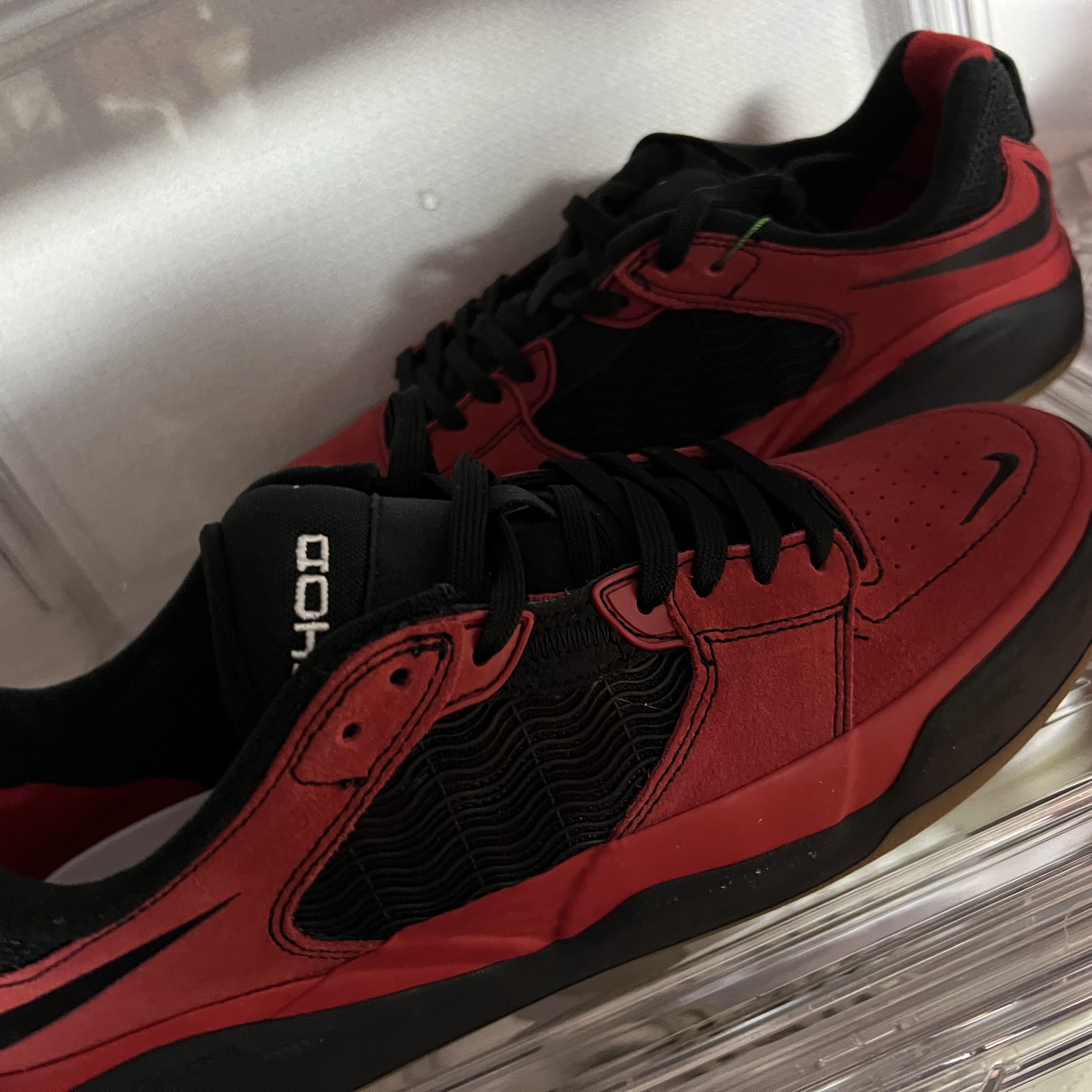 Nike SB Ishod Wair Black Varsity Red 착용 스타일 - 2