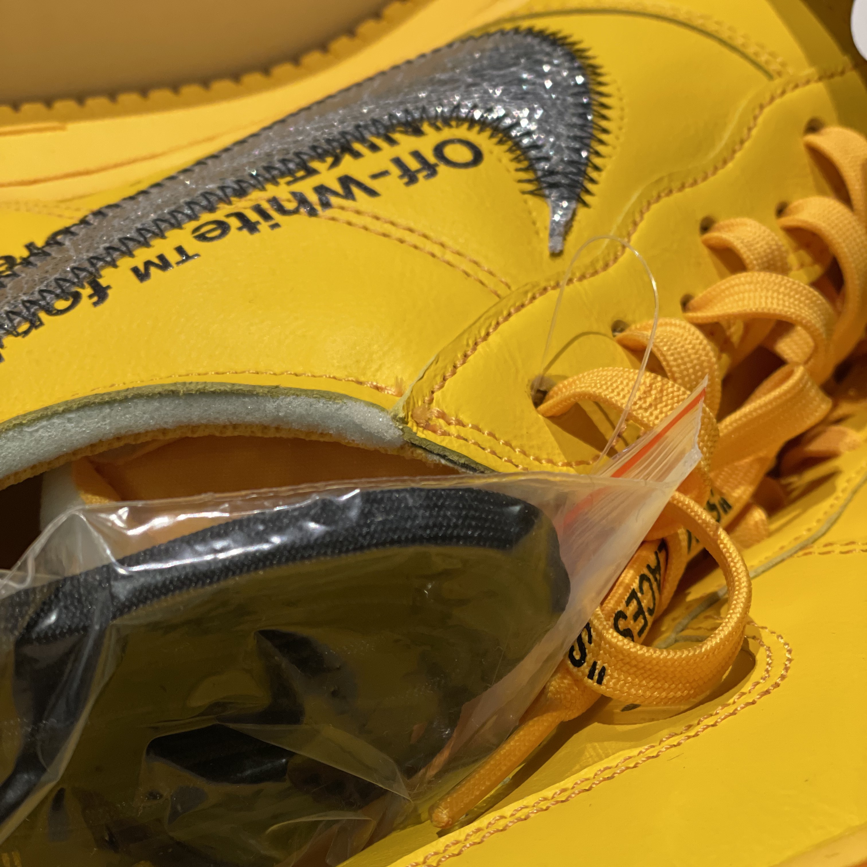 Nike x Off-White Air Force 1 '07 University Gold 착용 스타일