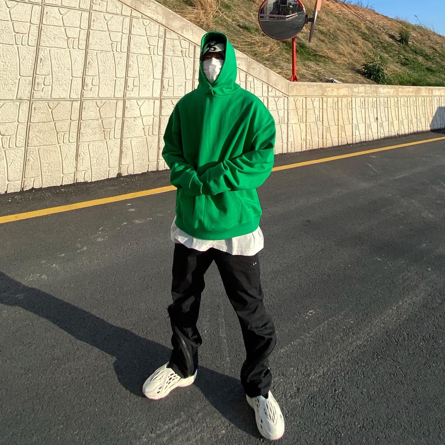 Adidas Yeezy Foam RNNR Ararat, Stussy Waves Knit Bucket Hat Black 착용 스타일 - 1