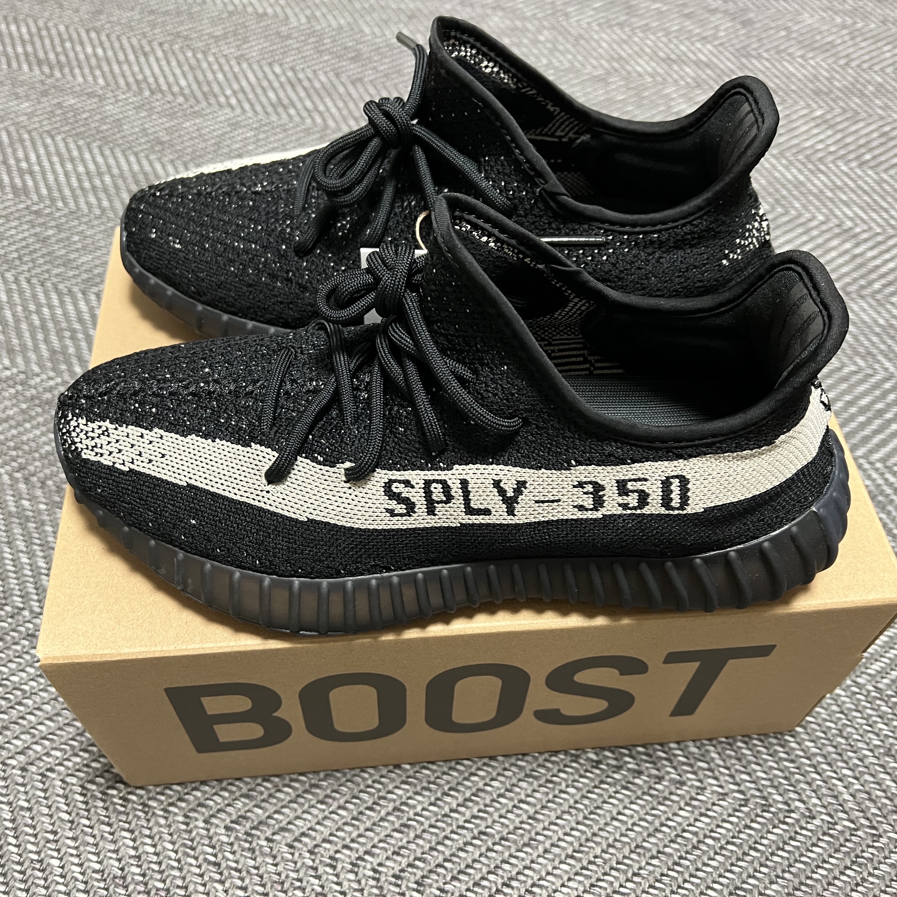 Adidas Yeezy Boost 350 V2 Core Black White 2022 착용 스타일