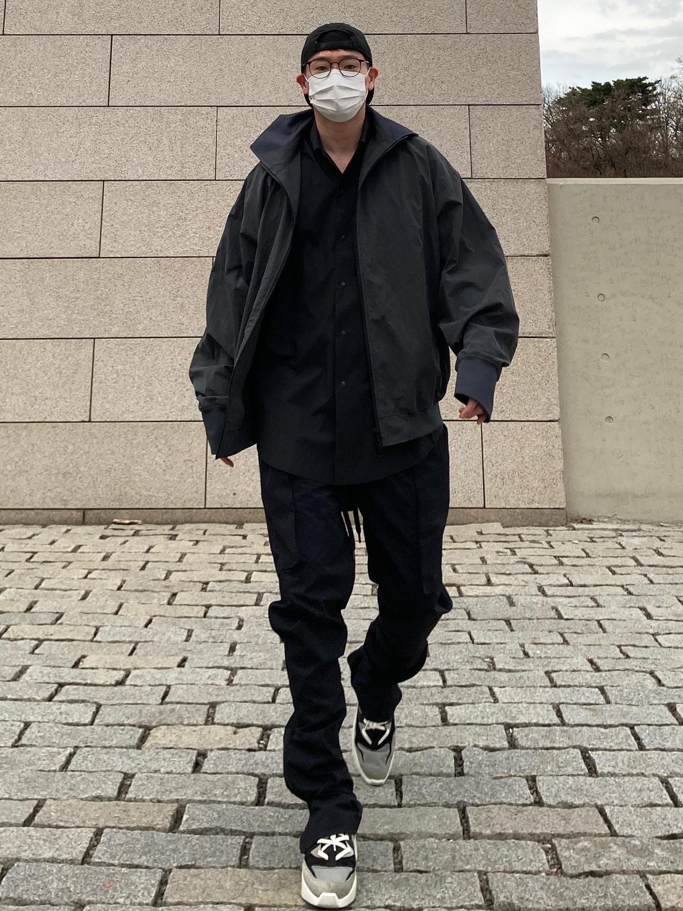 Essentials Backless Sneakers Black Grey, Essentials x New Era Retro Crown Strapback Black 착용 스타일 - 2