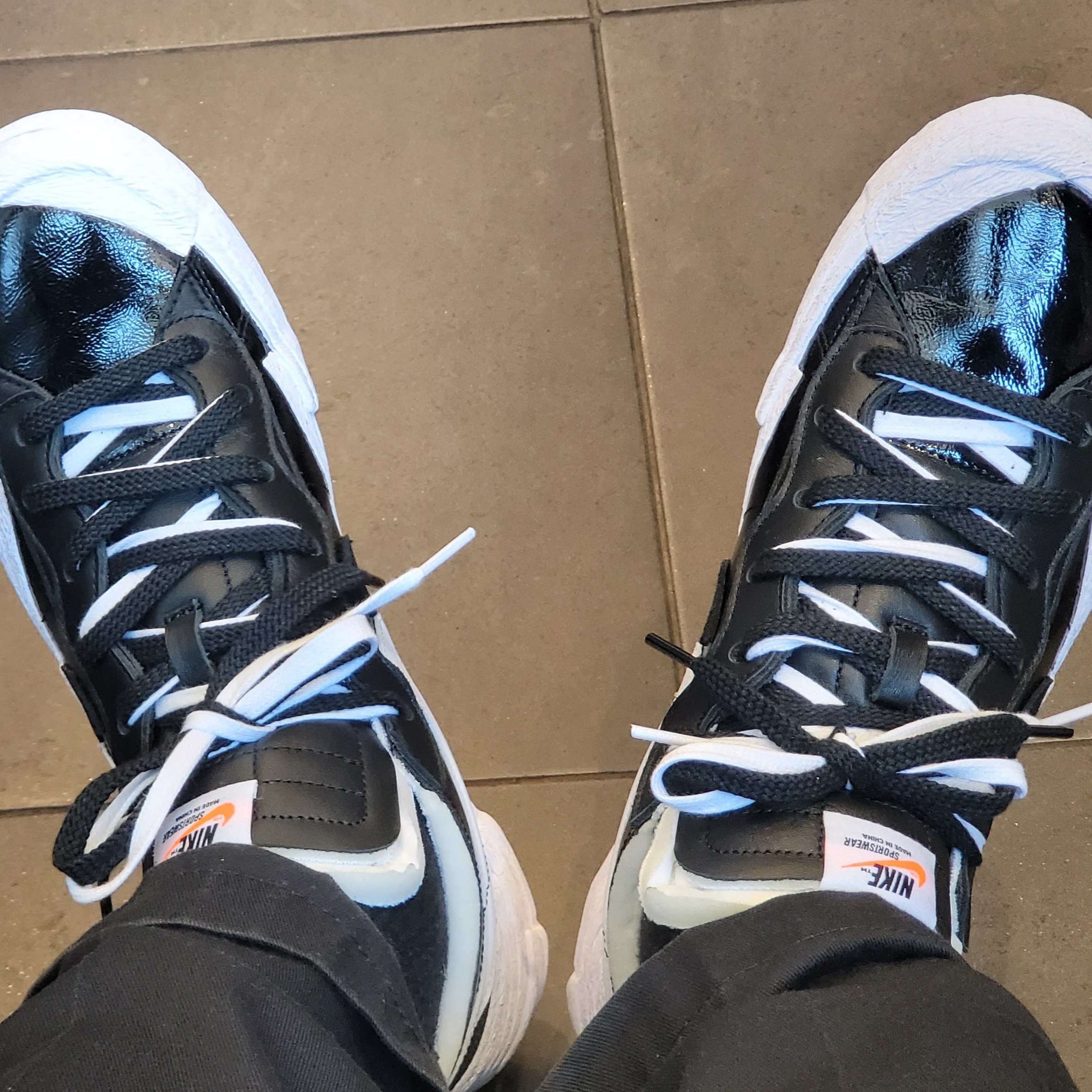Nike x Sacai Blazer Low Black Patent Leather 착용 스타일 - 3