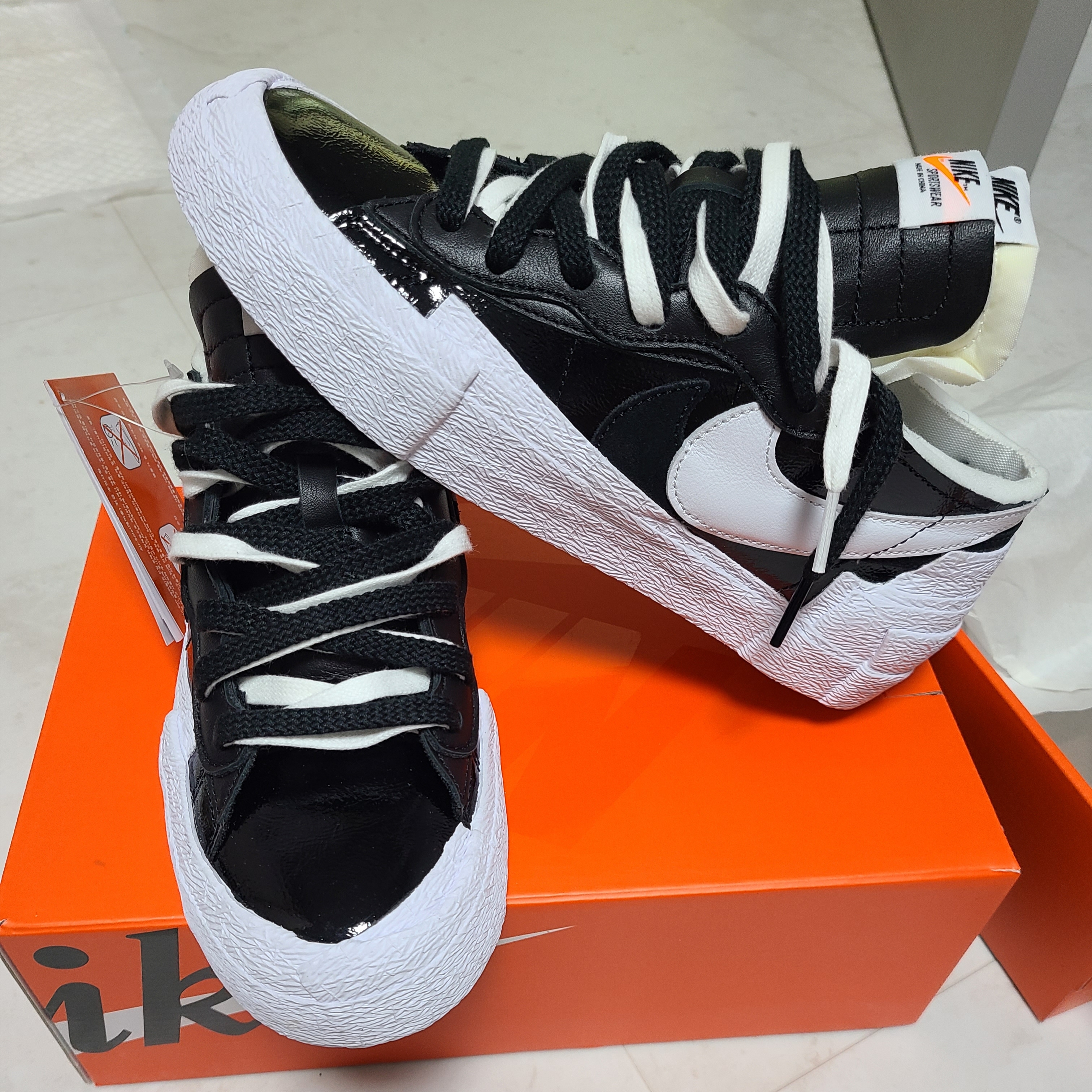 Nike x Sacai Blazer Low Black Patent Leather 착용 스타일 - 4
