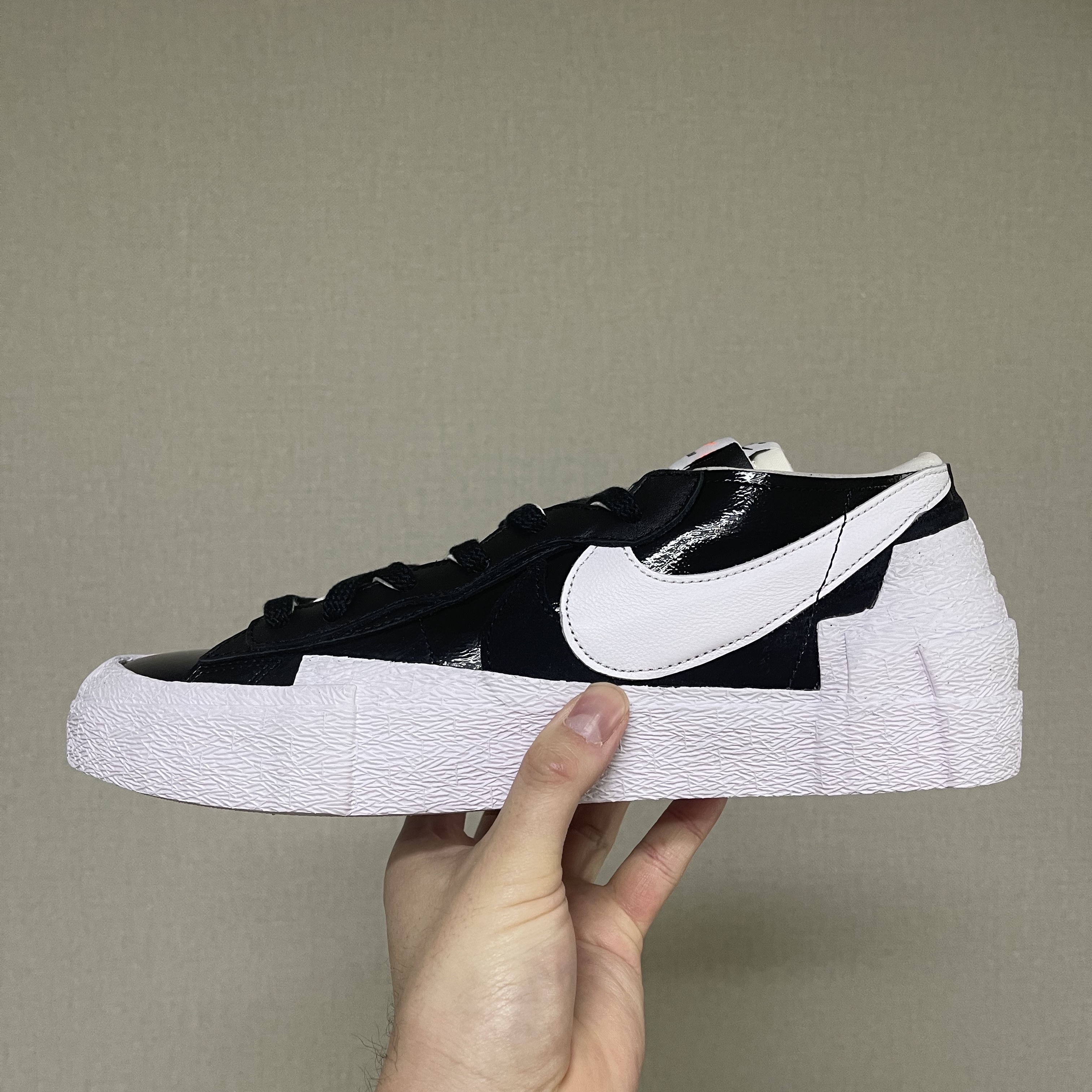 Nike x Sacai Blazer Low Black Patent Leather 착용 스타일 - 3