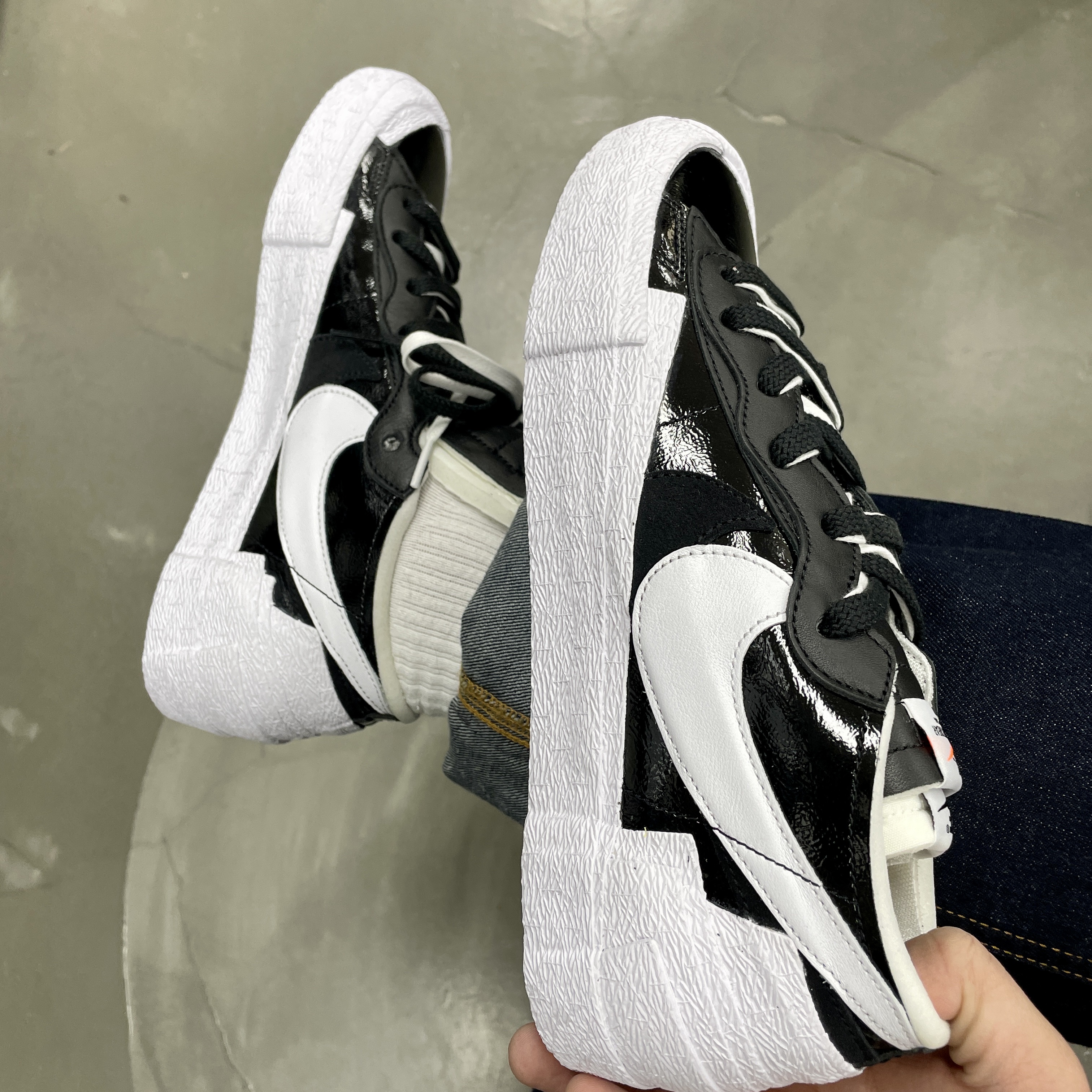 Nike x Sacai Blazer Low Black Patent Leather 착용 스타일 - 1