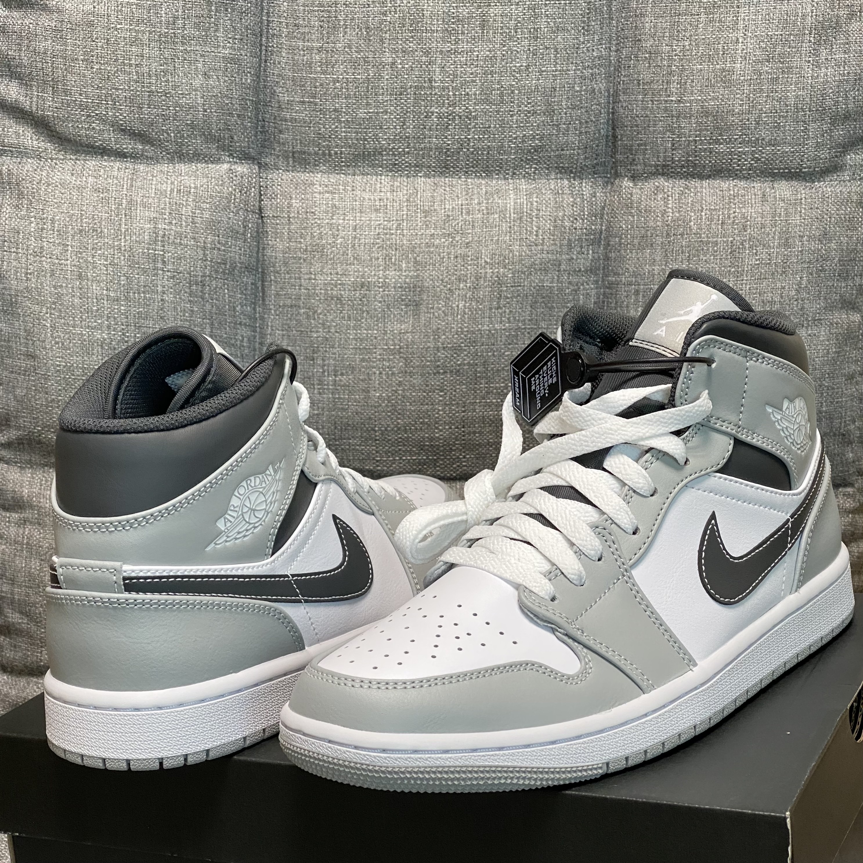 Jordan 1 Mid Light Smoke Grey Anthracite 착용 스타일 - 2