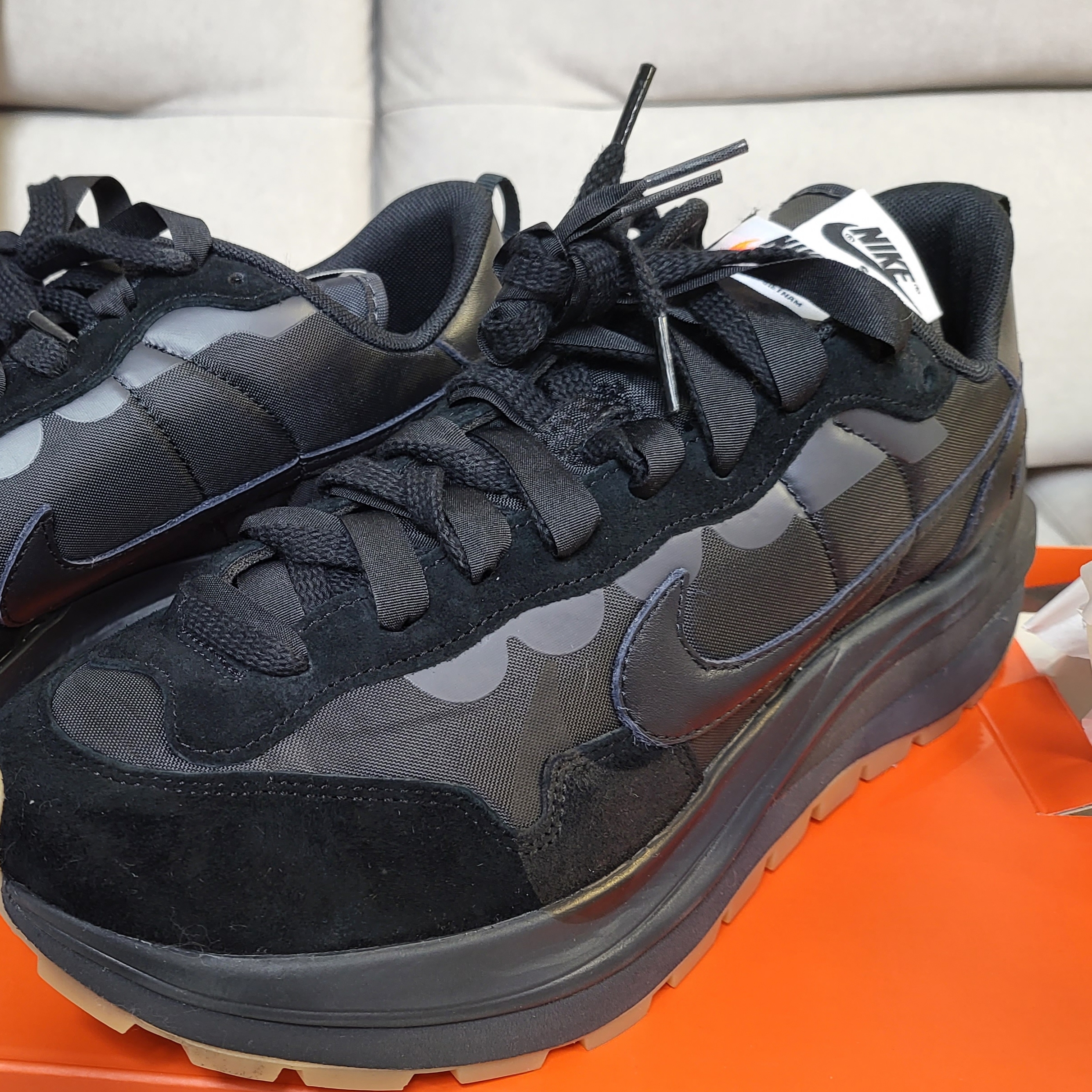 Nike x Sacai VaporWaffle Black and Gum 착용 스타일 - 4