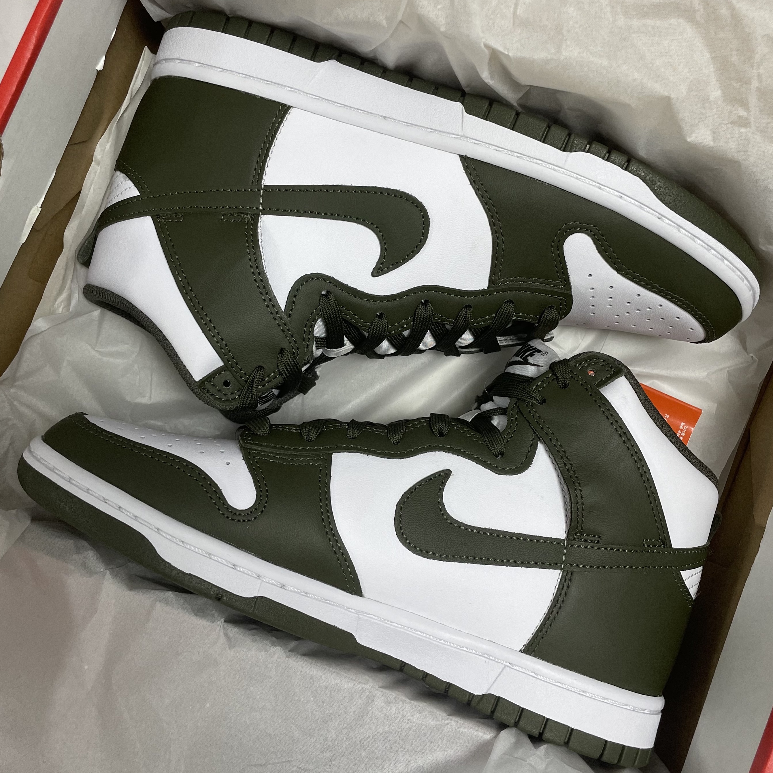 Nike Dunk High Retro Championship Khaki 착용 스타일