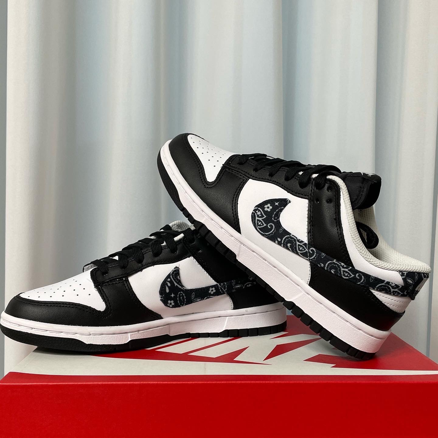 (W) Nike Dunk Low Essential Black Paisley 착용 스타일