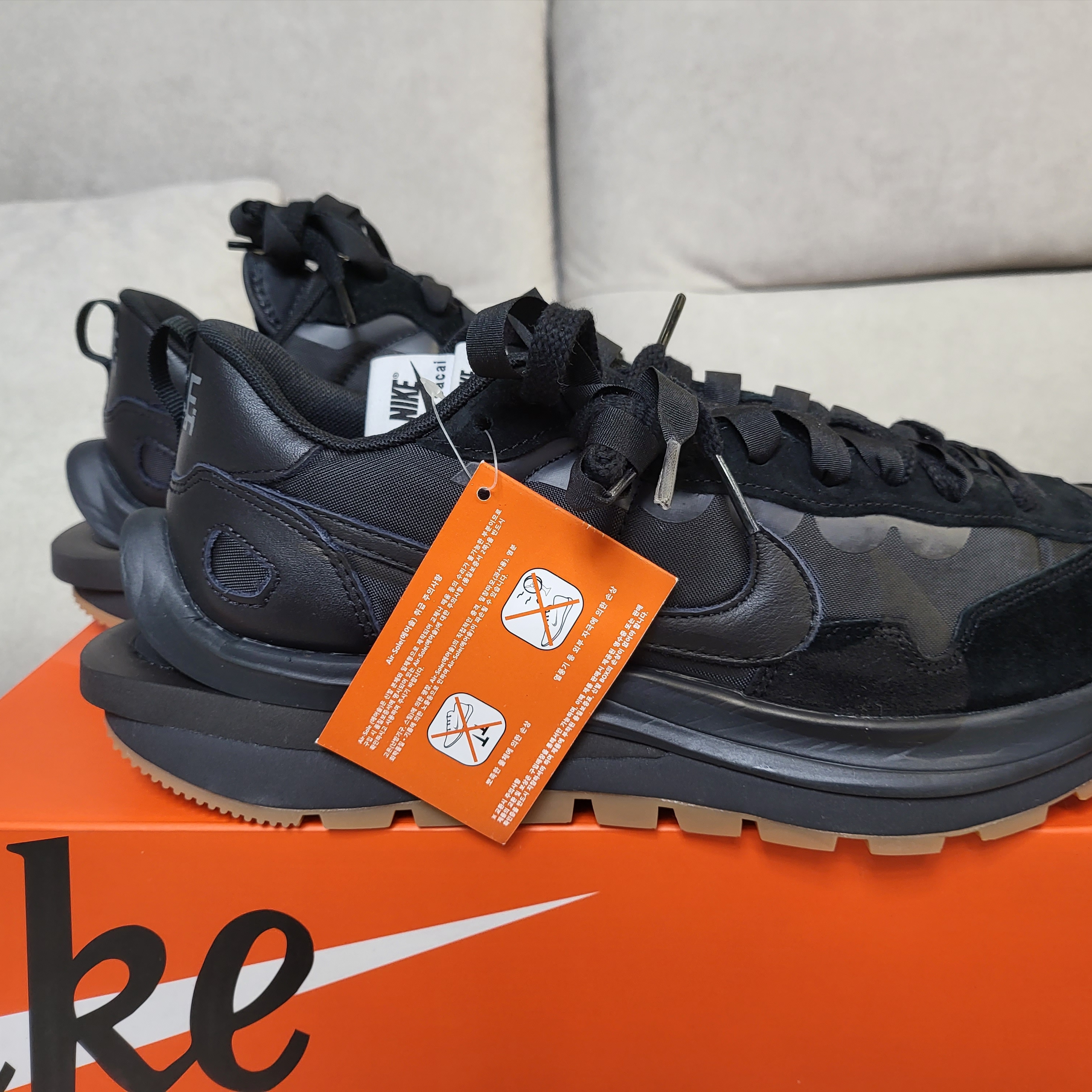 Nike x Sacai VaporWaffle Black and Gum 착용 스타일 - 5