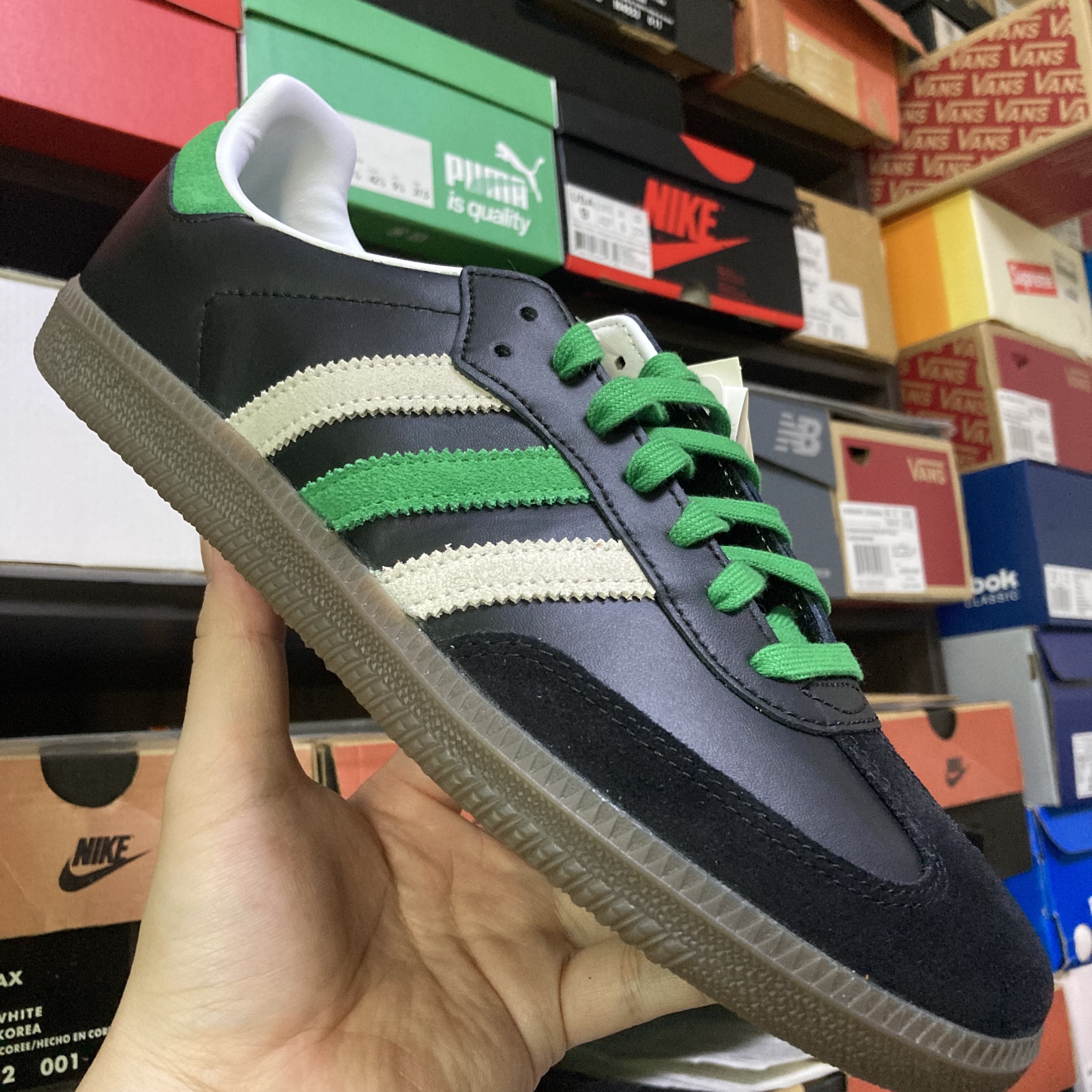 Adidas Samba Black Orange Green 착용 스타일 - 1