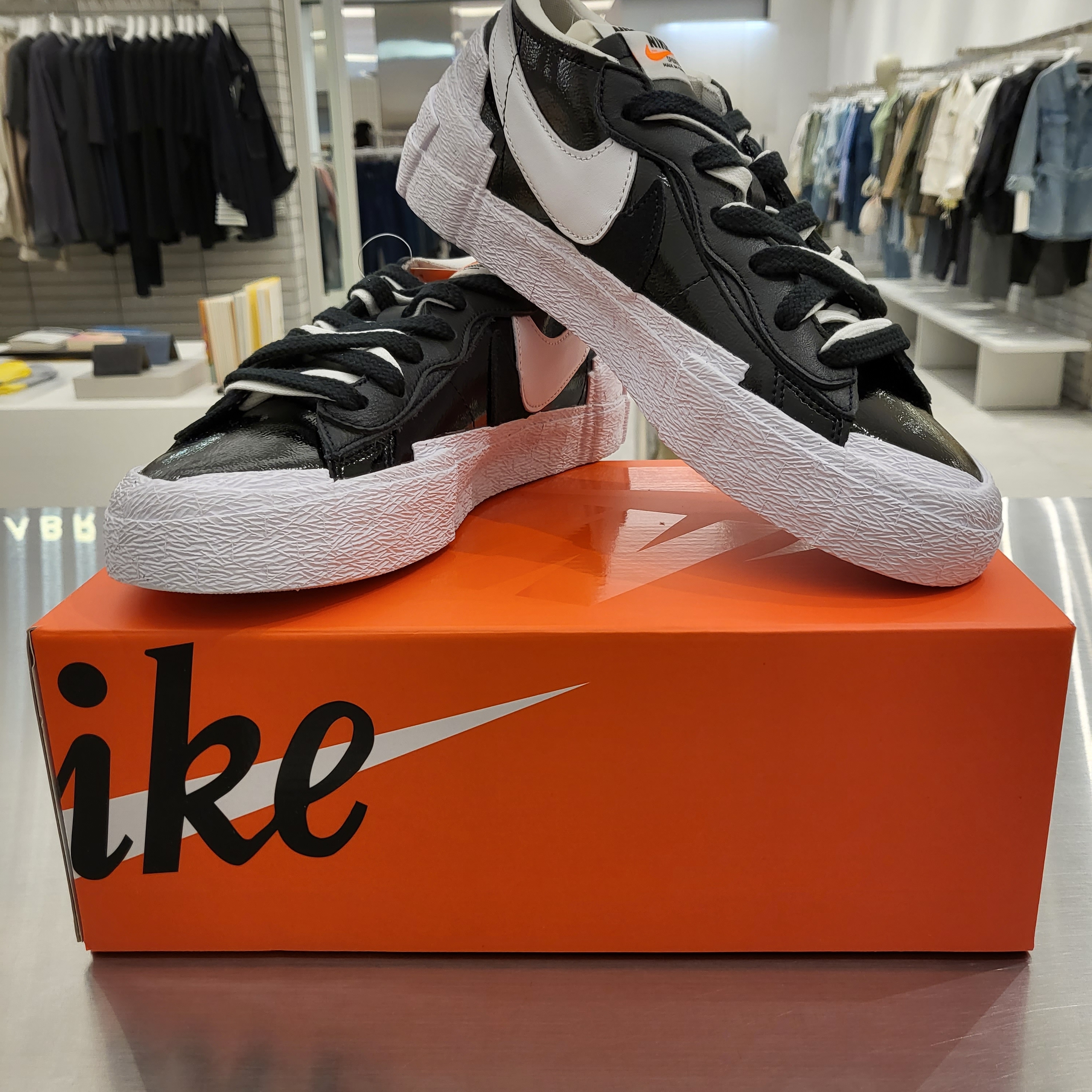 Nike x Sacai Blazer Low White Patent Leather, Nike x Sacai Blazer Low Black Patent Leather 착용 스타일 - 3