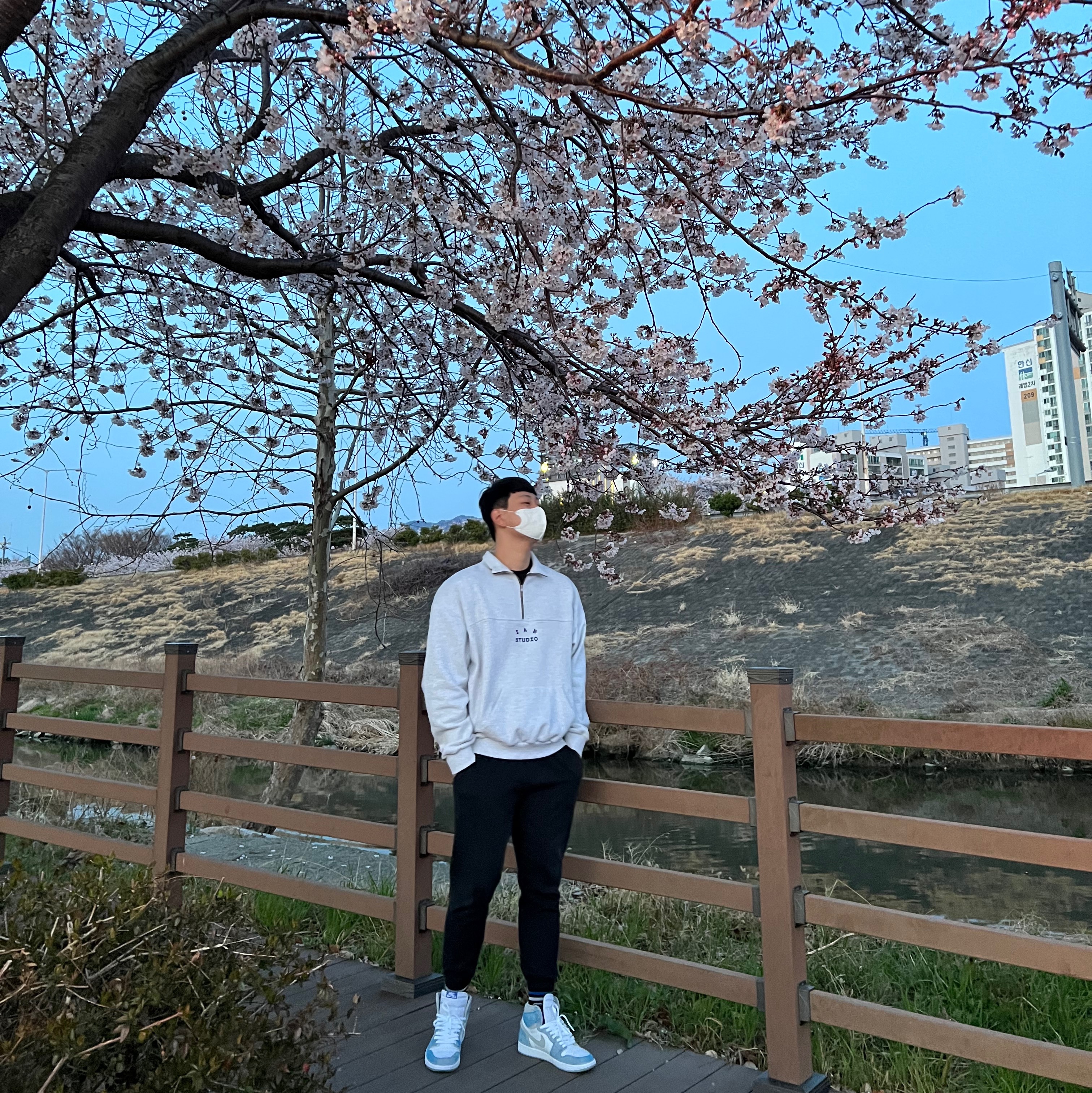 IAB Studio Half Zip Pullover Light Gray, Jordan 1 Retro High OG Hyper Royal 착용 스타일 - 4
