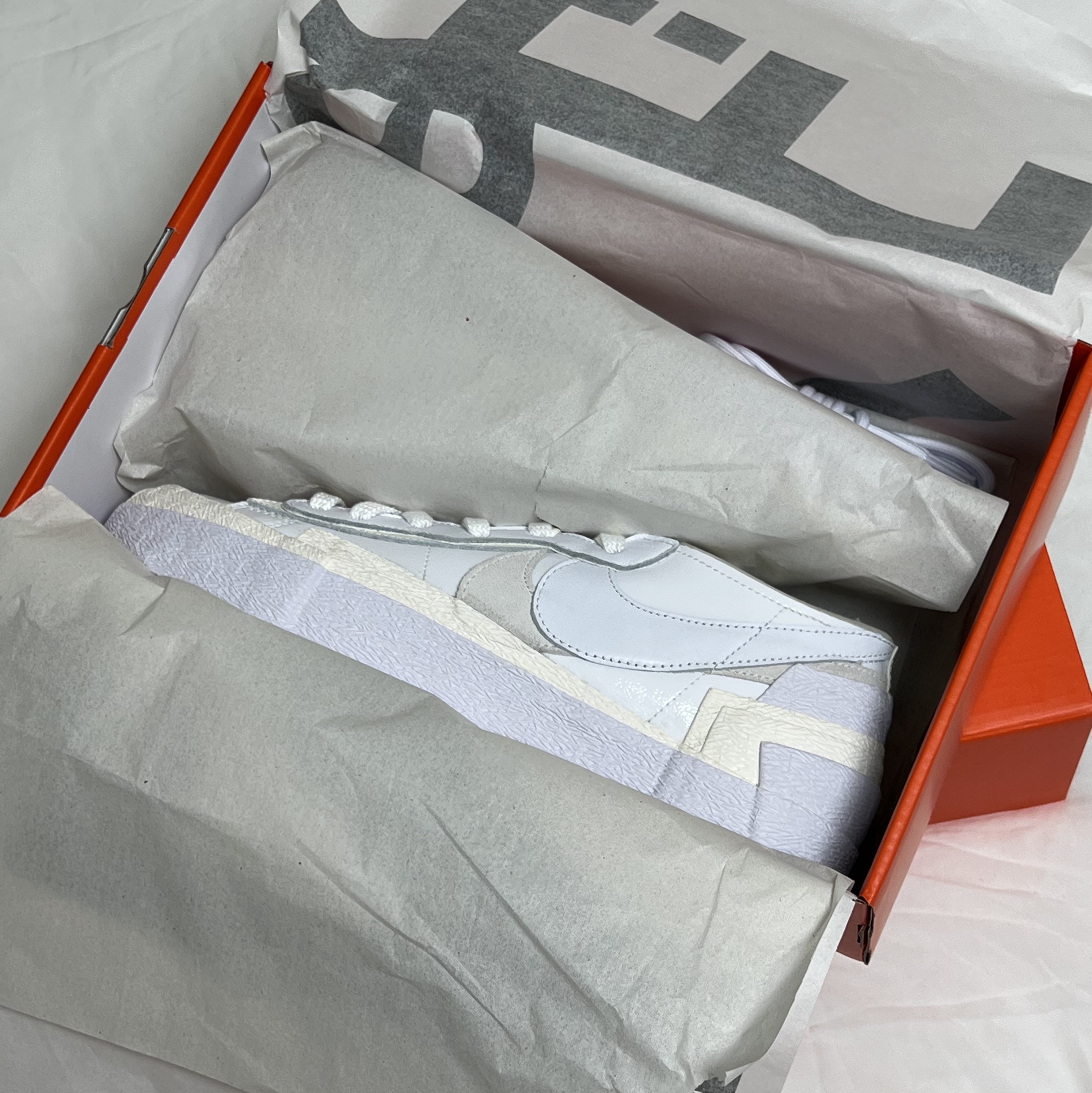 Nike x Sacai Blazer Low White Patent Leather 착용 스타일 - 1
