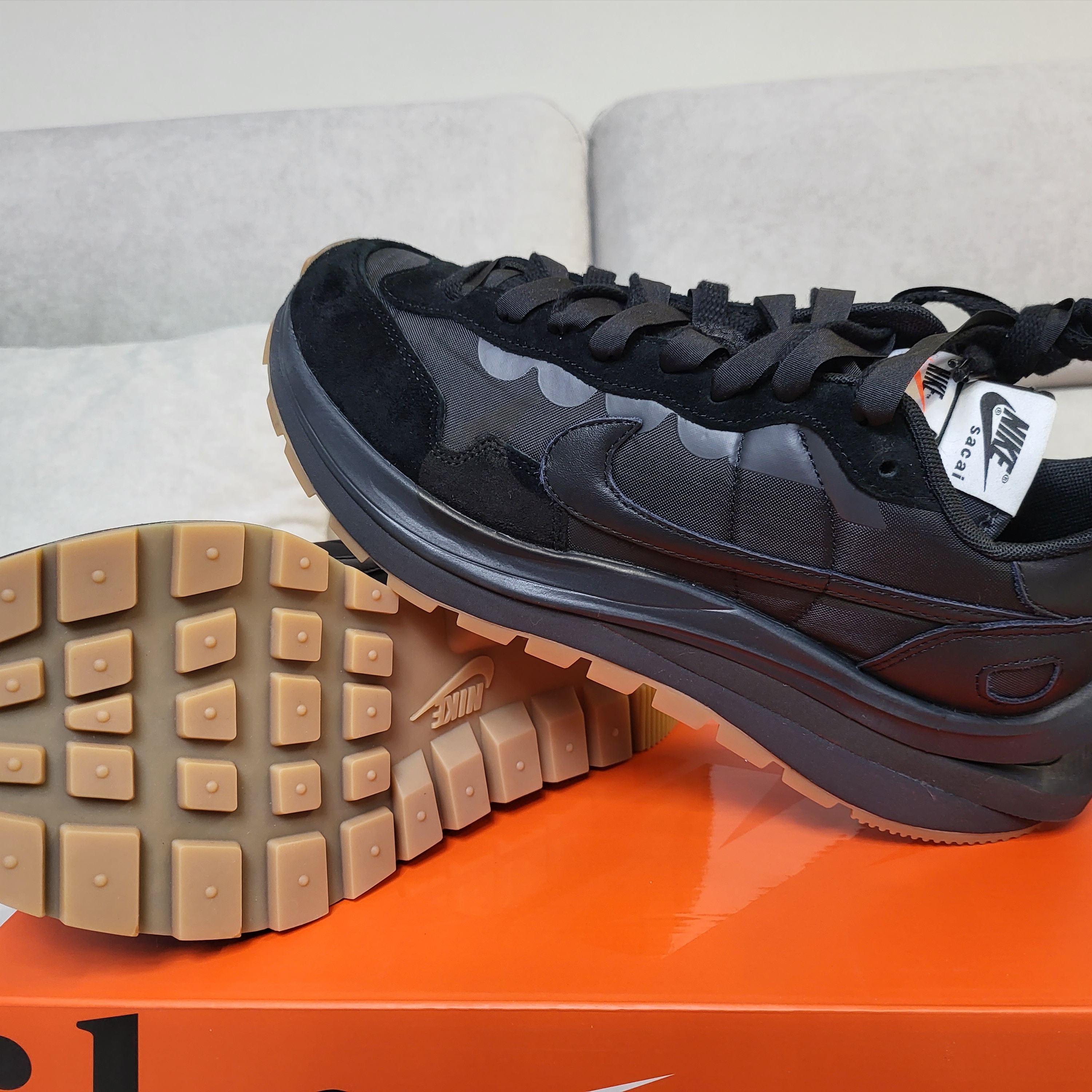 Nike x Sacai VaporWaffle Black and Gum 착용 스타일 - 3