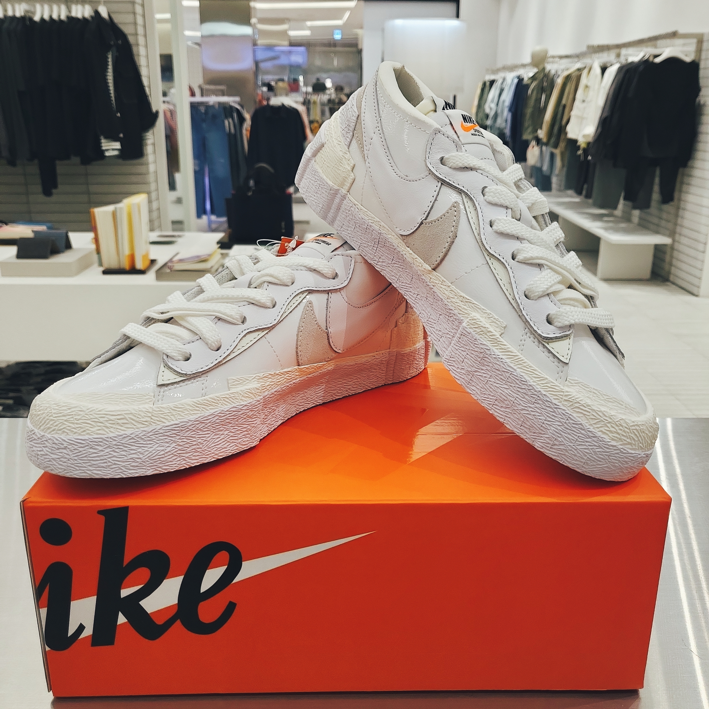 Nike x Sacai Blazer Low White Patent Leather, Nike x Sacai Blazer Low Black Patent Leather 착용 스타일 - 1