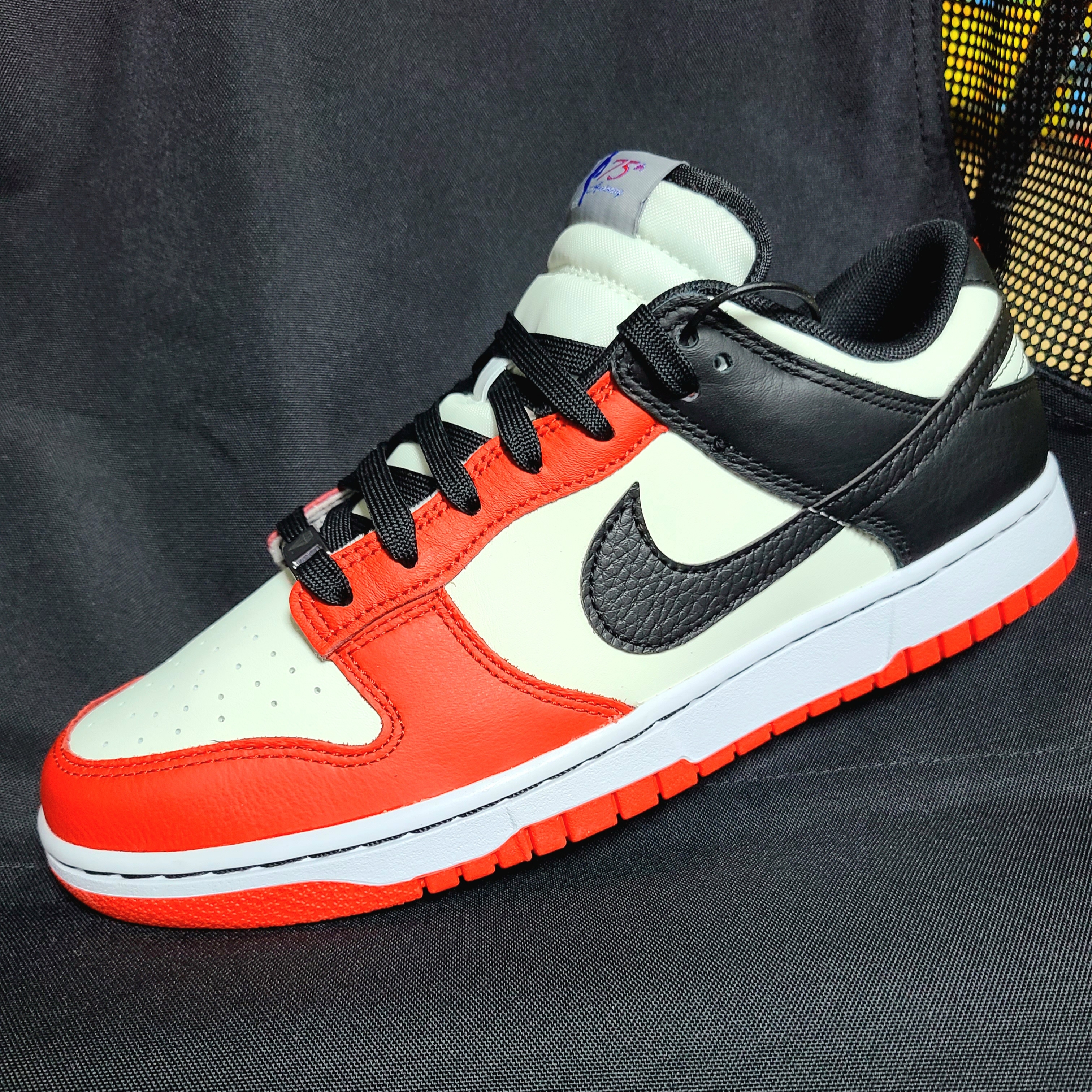 Nike x NBA Dunk Low Retro EMB Black and Chile Red 착용 스타일 - 2