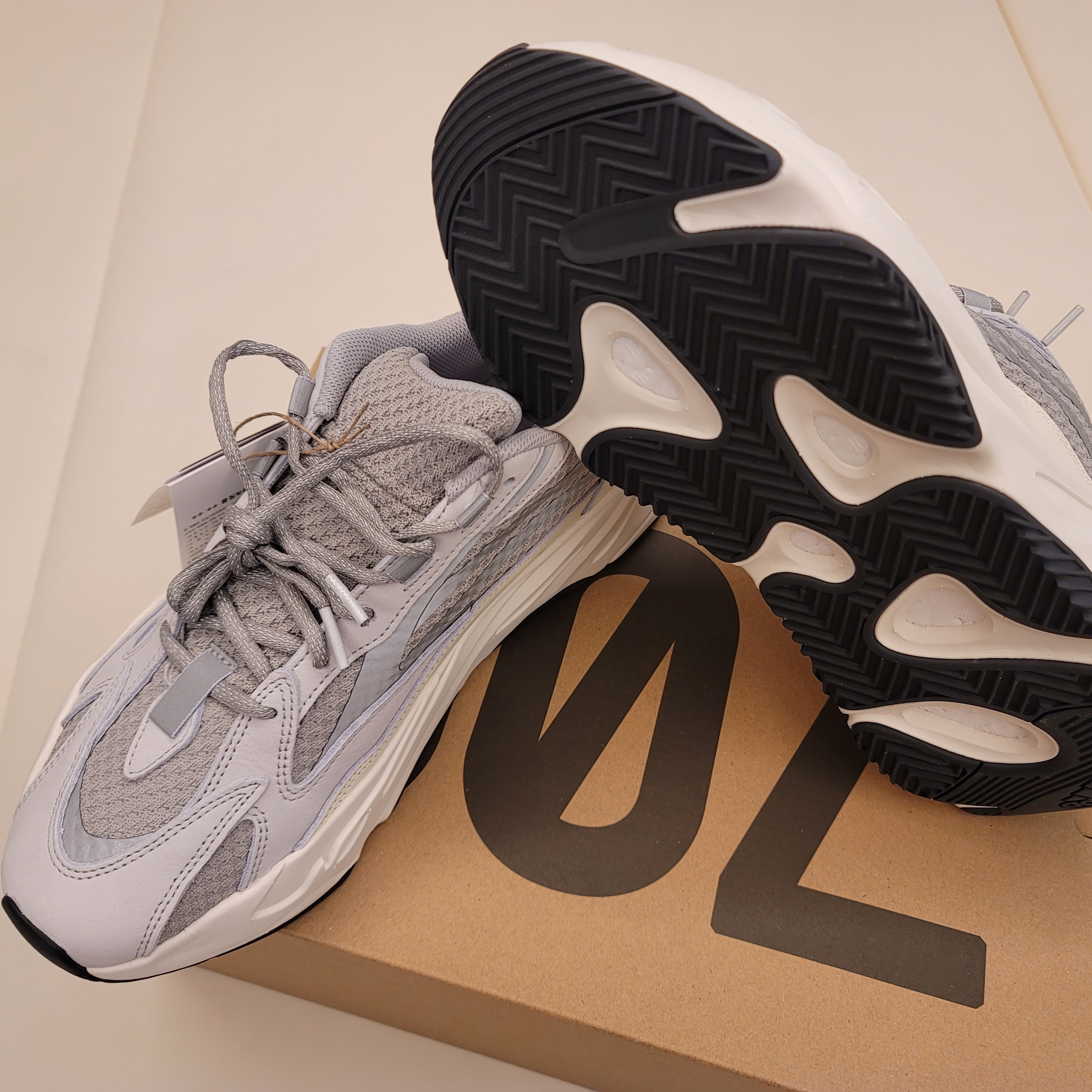 Adidas Yeezy Boost 700 V2 Static 2022 착용 스타일 - 3