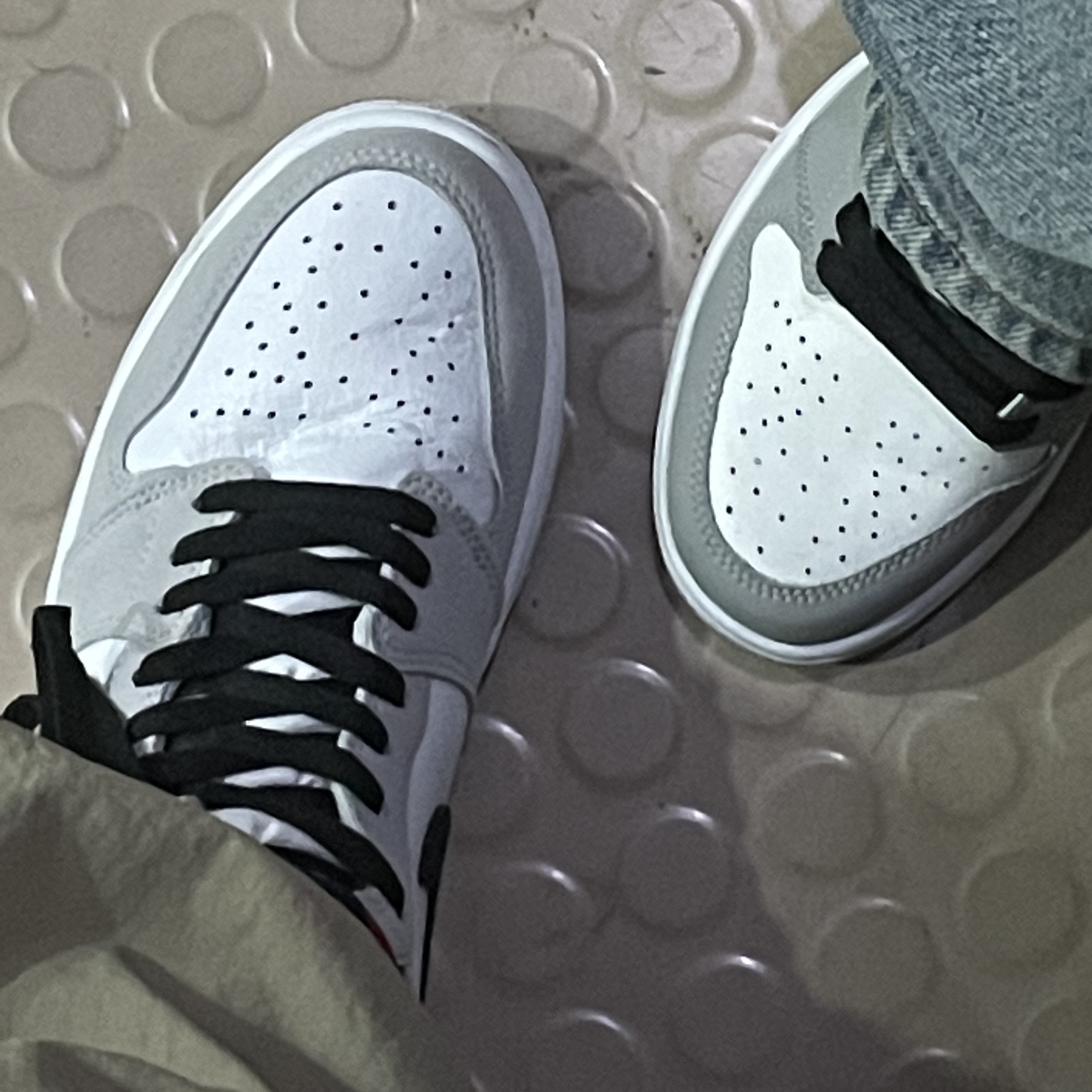Jordan 1 Retro High OG Light Smoke Grey 착용 스타일 - 3