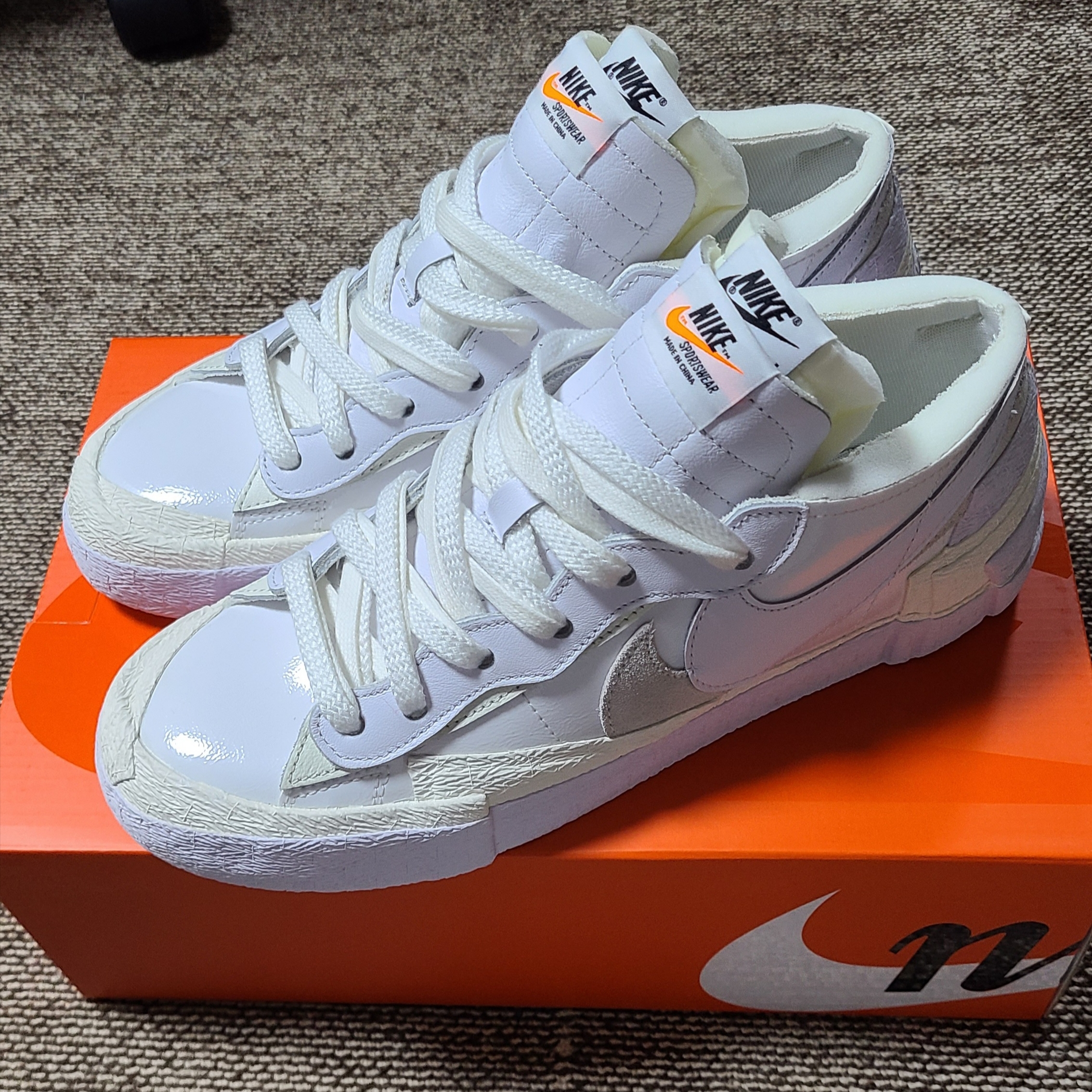 Nike x Sacai Blazer Low White Patent Leather 착용 스타일