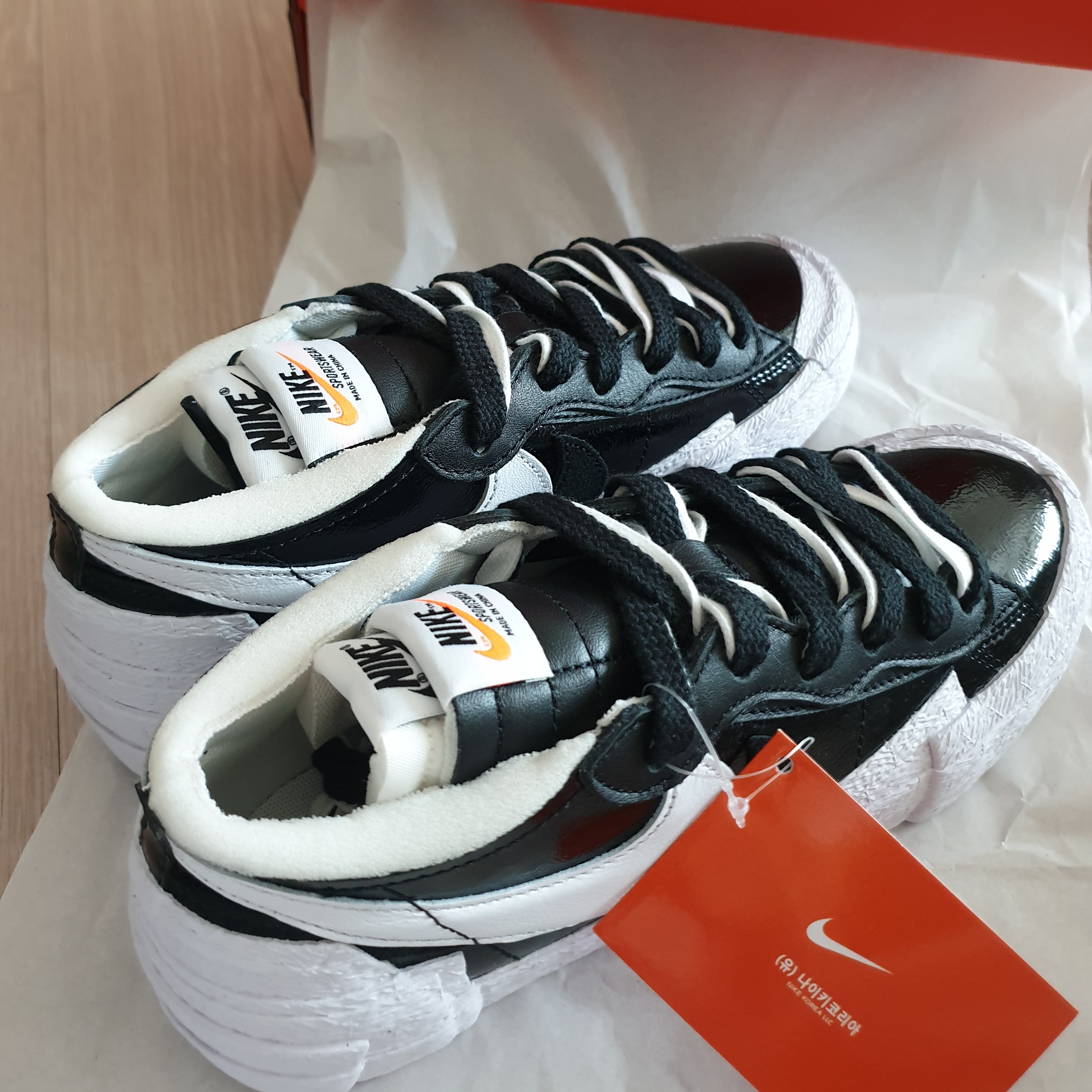 Nike x Sacai Blazer Low Black Patent Leather 착용 스타일 - 5