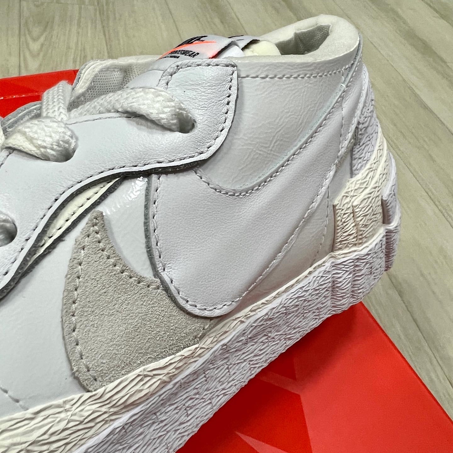 Nike x Sacai Blazer Low White Patent Leather 착용 스타일 - 4