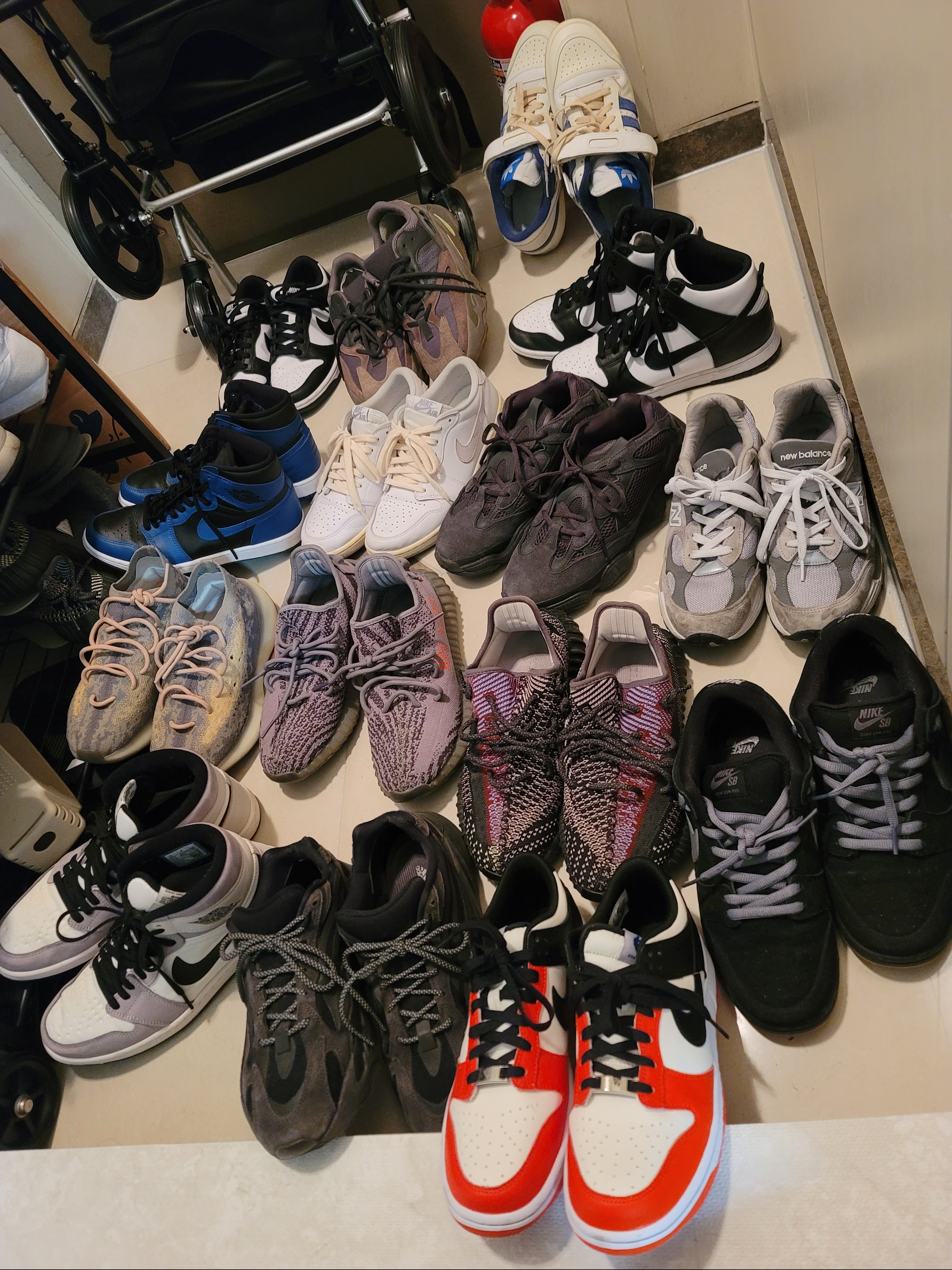 Adidas Yeezy 500 Utility Black 2018/2020, Adidas Yeezy Boost 700 V2 Vanta 2019 착용 스타일