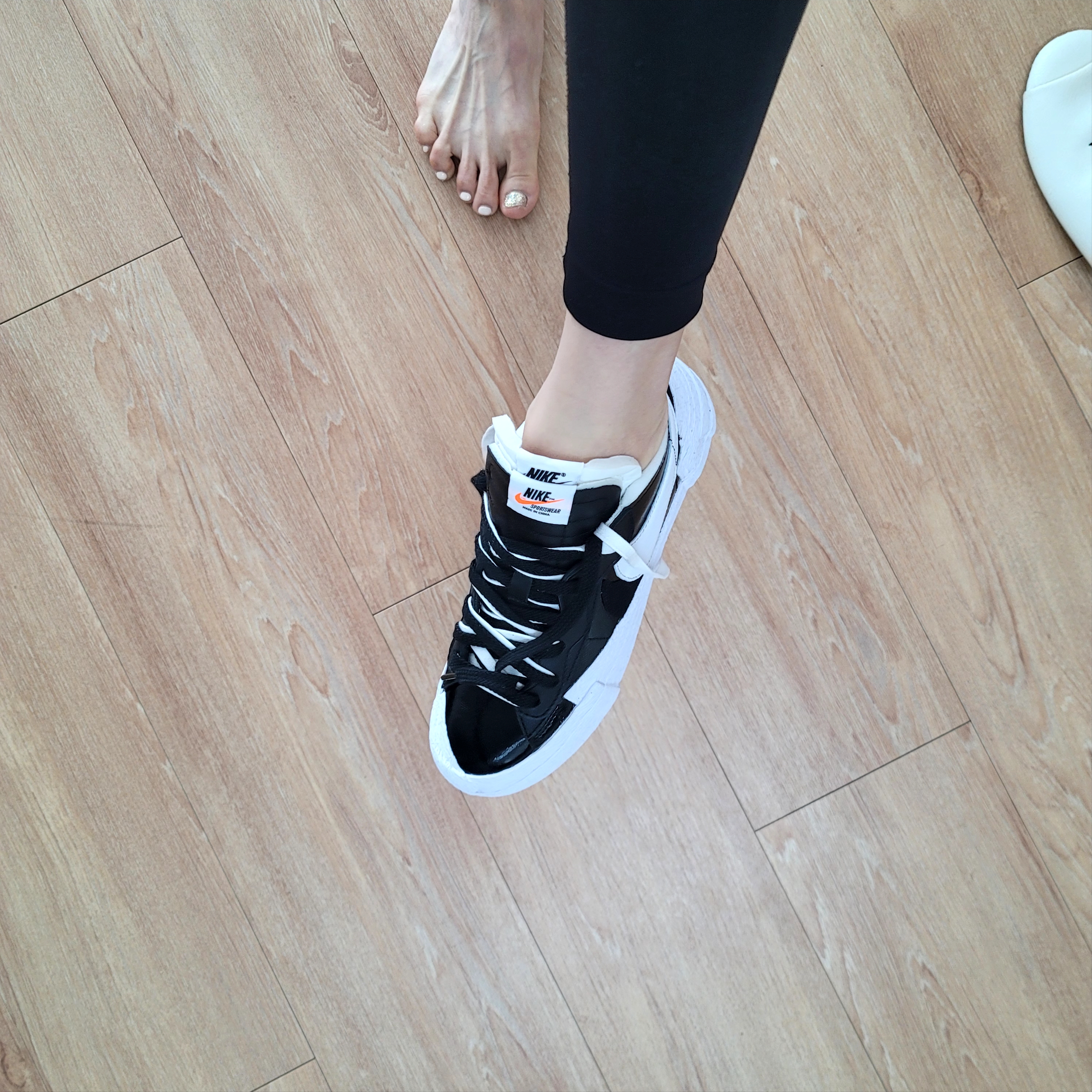Nike x Sacai Blazer Low Black Patent Leather 착용 스타일 - 2