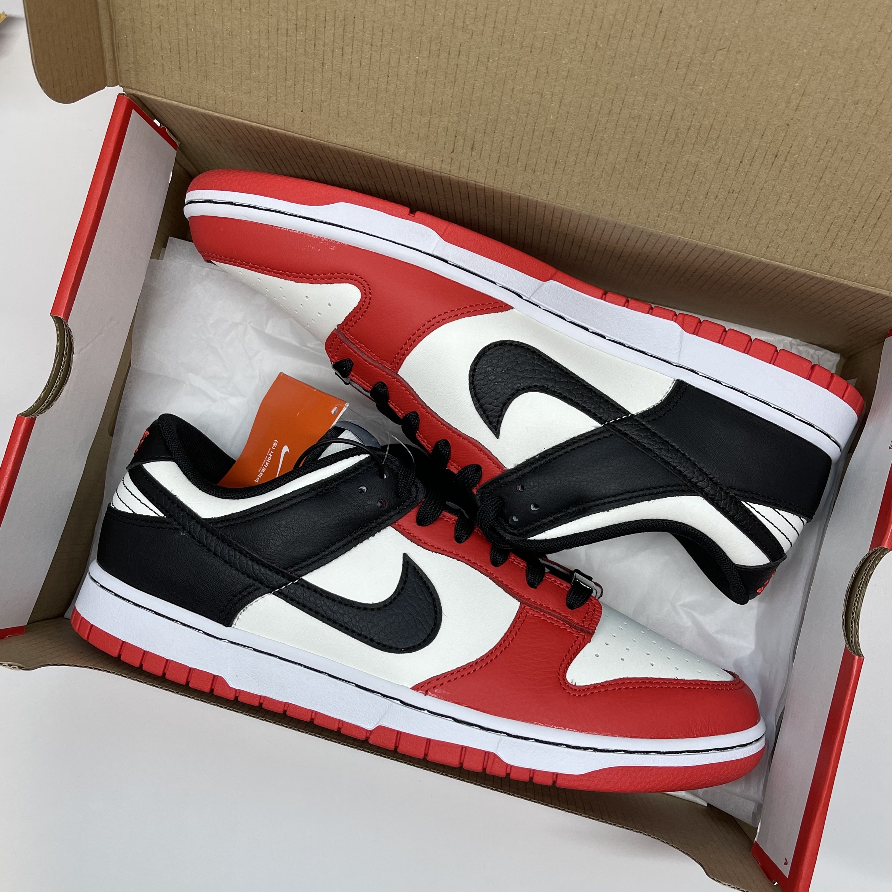 Nike x NBA Dunk Low Retro EMB Black and Chile Red 착용 스타일
