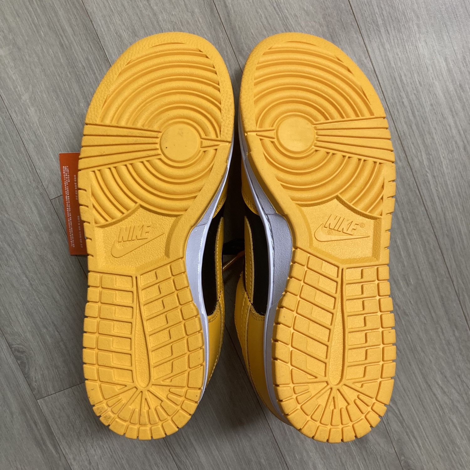 Nike Dunk Low Retro Championship Goldenrod 착용 스타일 - 3