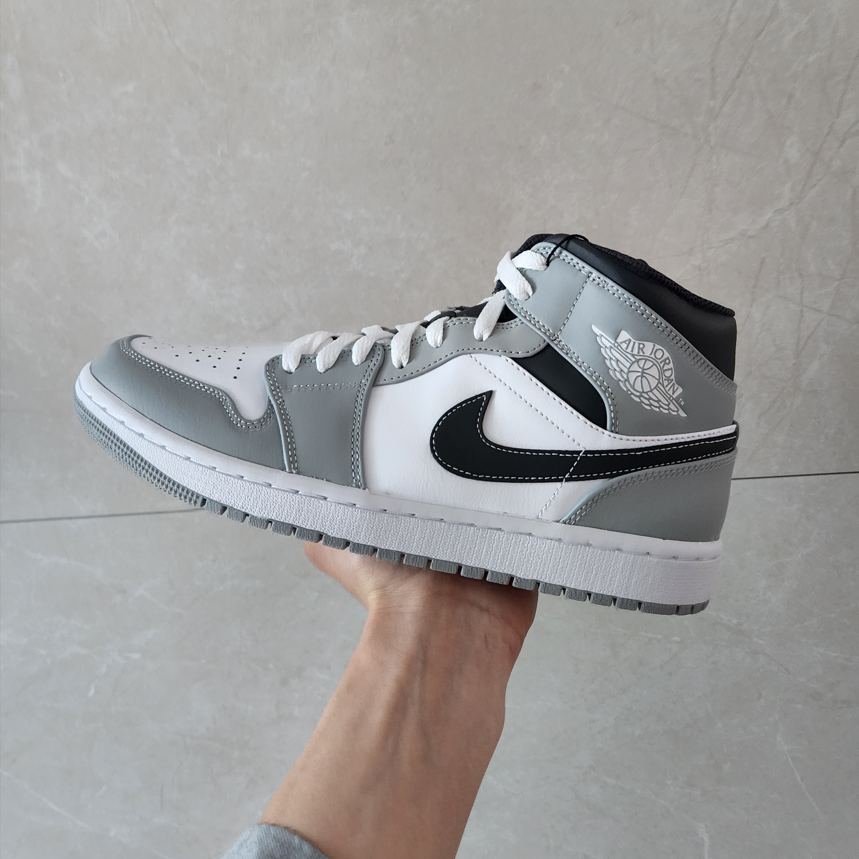 Jordan 1 Mid Light Smoke Grey Anthracite 착용 스타일