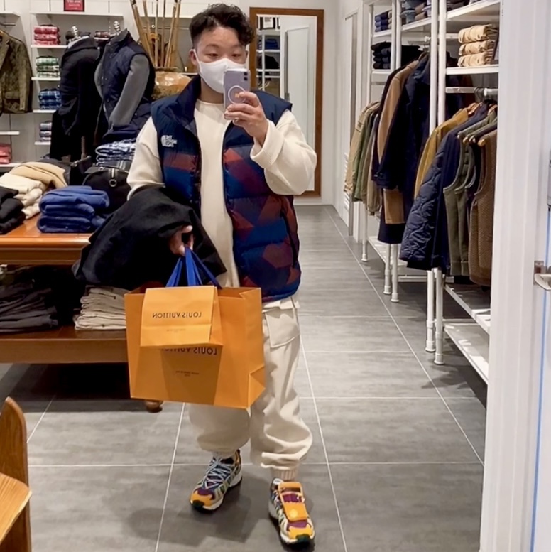 Adidas x Sean Wotherspoon Superturf Adventure Jiminy Cricket 착용 스타일