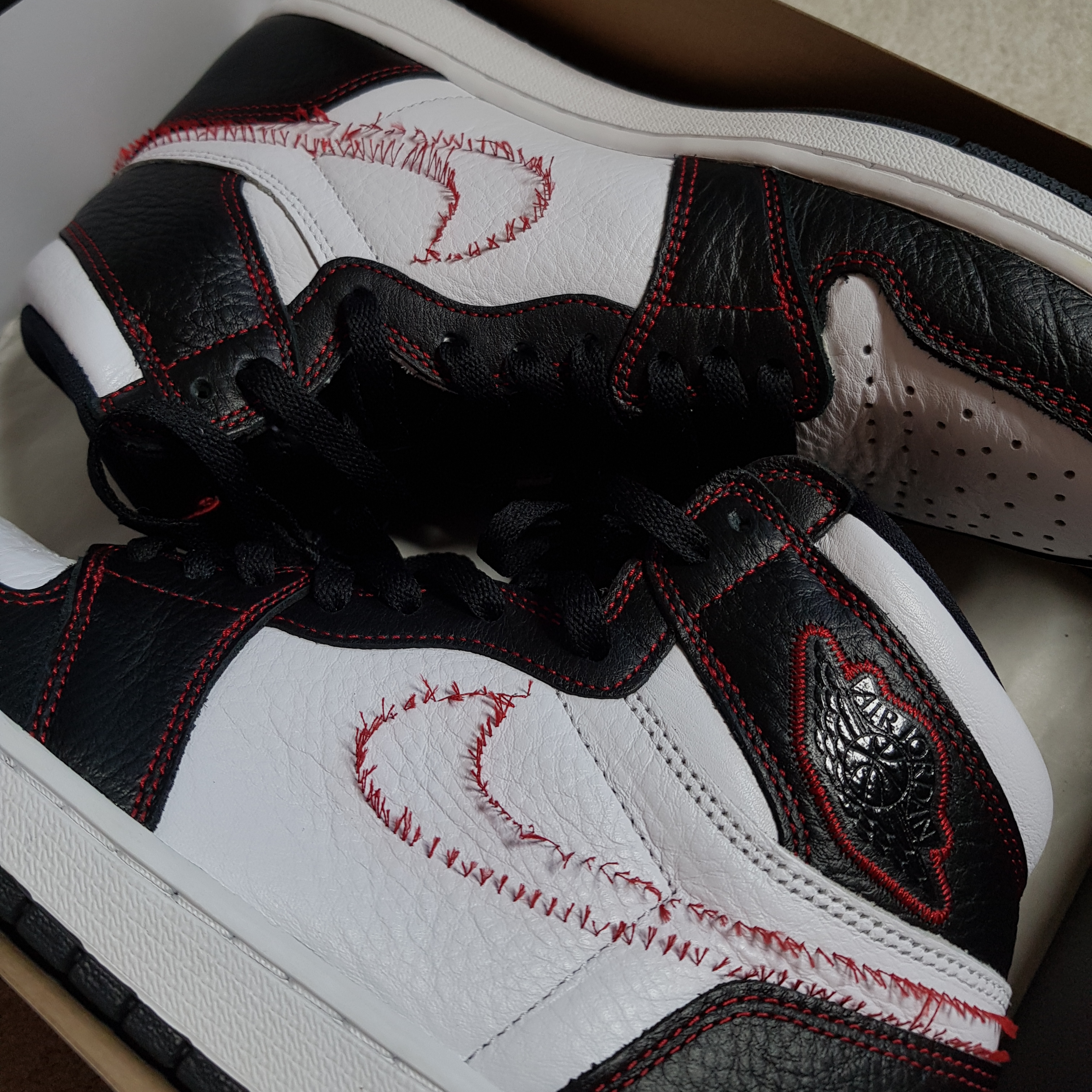 Jordan 1 Retro High Defiant White Black Gym Red 착용 스타일