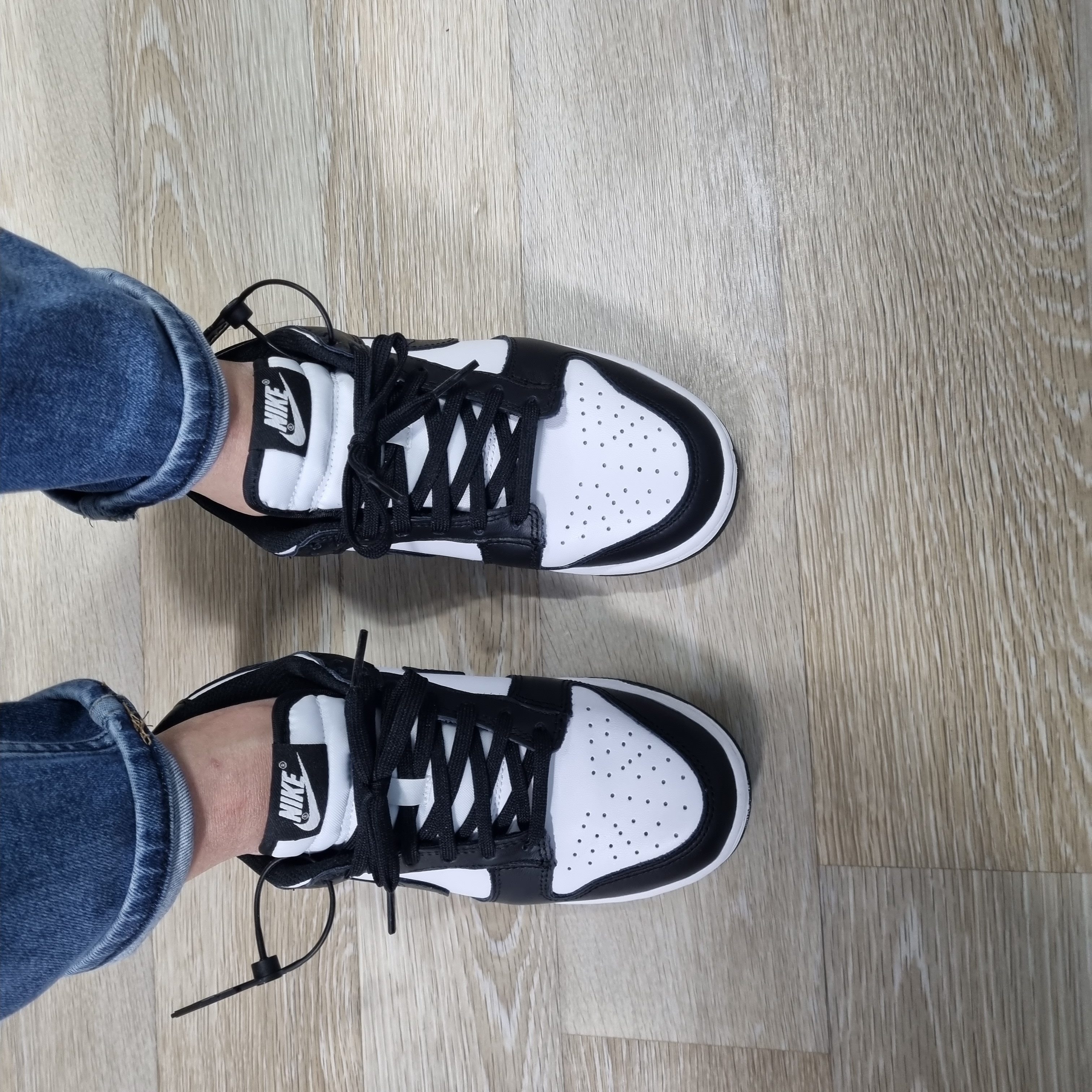 (W) Nike Dunk Low Black 착용 스타일 - 1