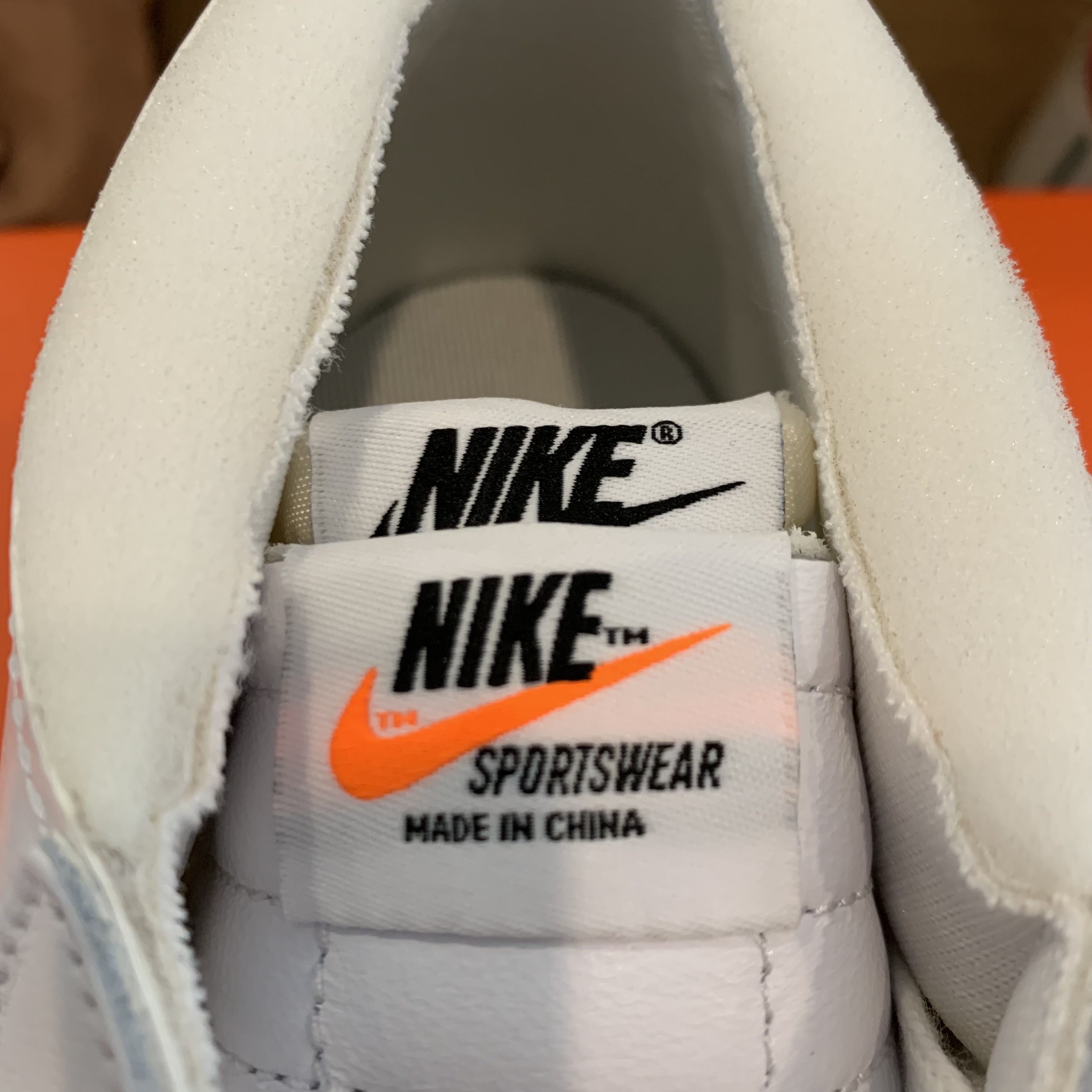 Nike x Sacai Blazer Low White Patent Leather 착용 스타일 - 2